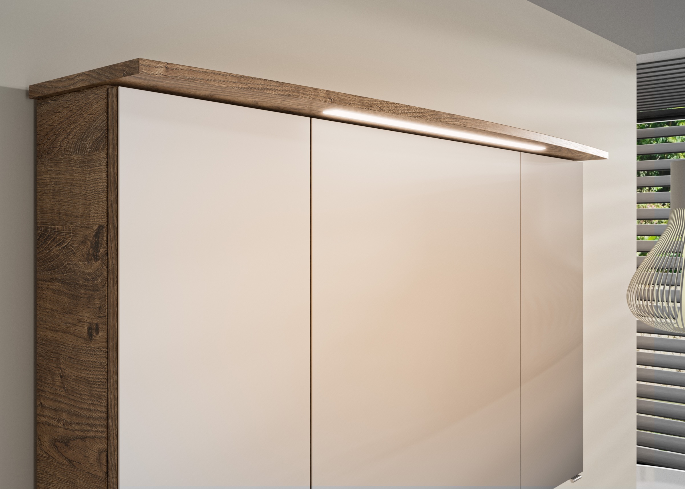 Saphir Badezimmerspiegelschrank »Serie 4010 Badezimmer-Spiegelschrank inkl. LED-Beleuchtung im Kranz«, Badschrank 142 cm breit, 3 Türen, 6 Glas-Einlegeböden, inkl Türdämpfer