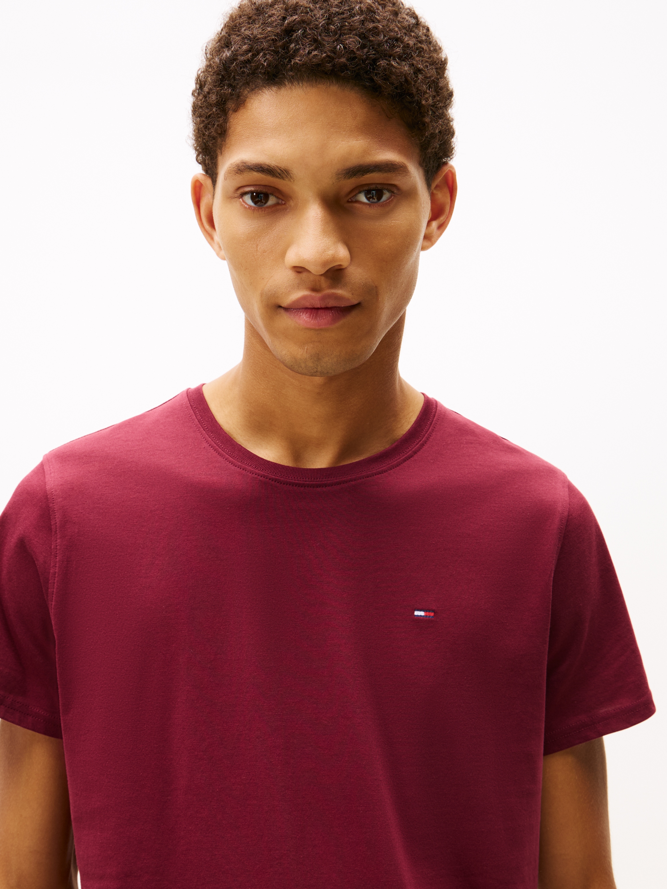 Tommy Jeans T-Shirt »TJM ESSENTIAL SOLID TEE«, mit Rundhalsausschnitt und dezenter Logo-Flag
