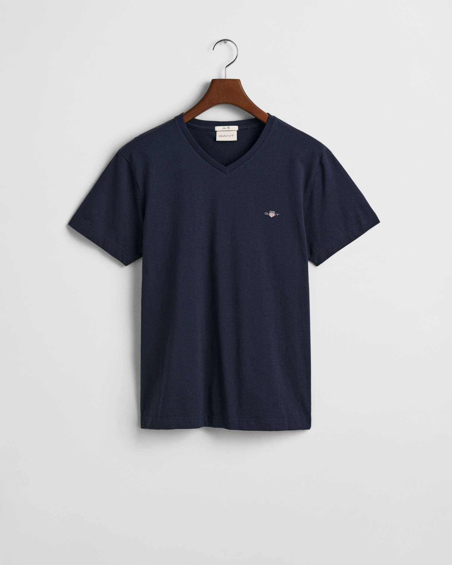 Gant T-Shirt »SLIM SHIELD V-NECK T-SHIRT« mit einer kleinen Logostickerei auf der Brust