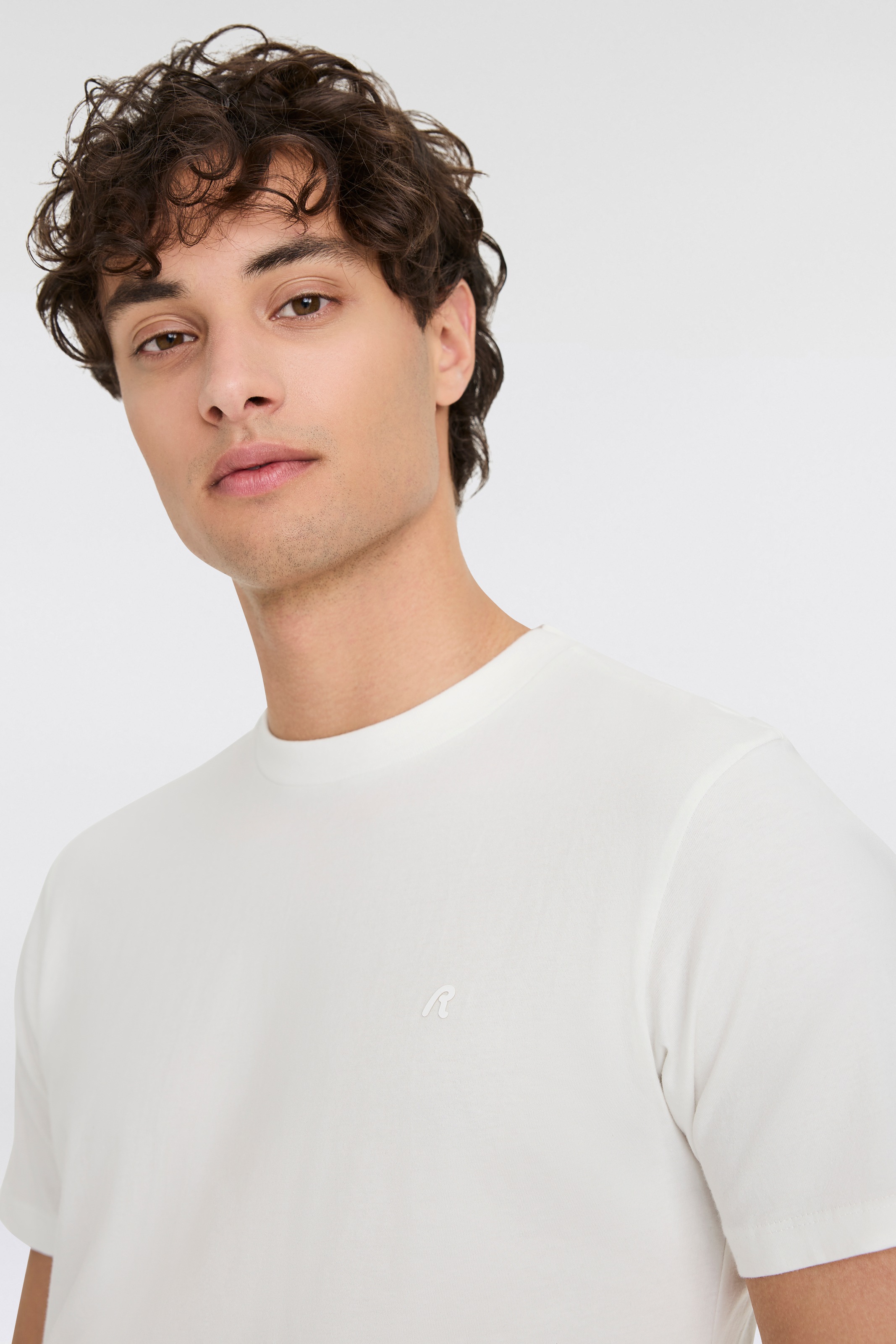 Replay T-Shirt »mit Logostickerei auf der Brust«