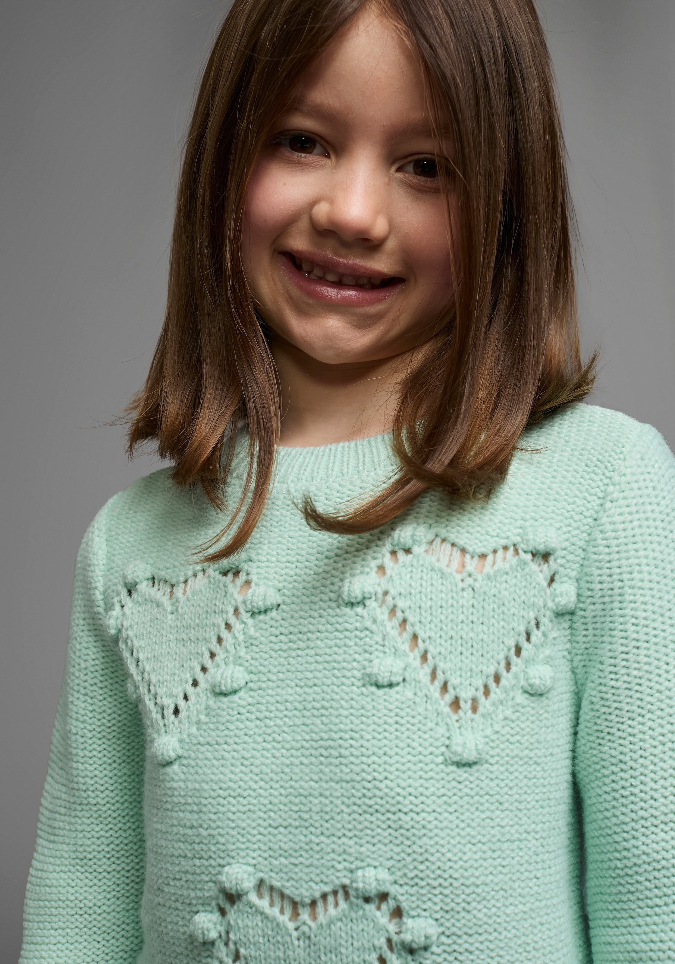 KIDSWORLD Strickpullover »Pulli für kleine Mädchen« gestricktem Herzchenmuster