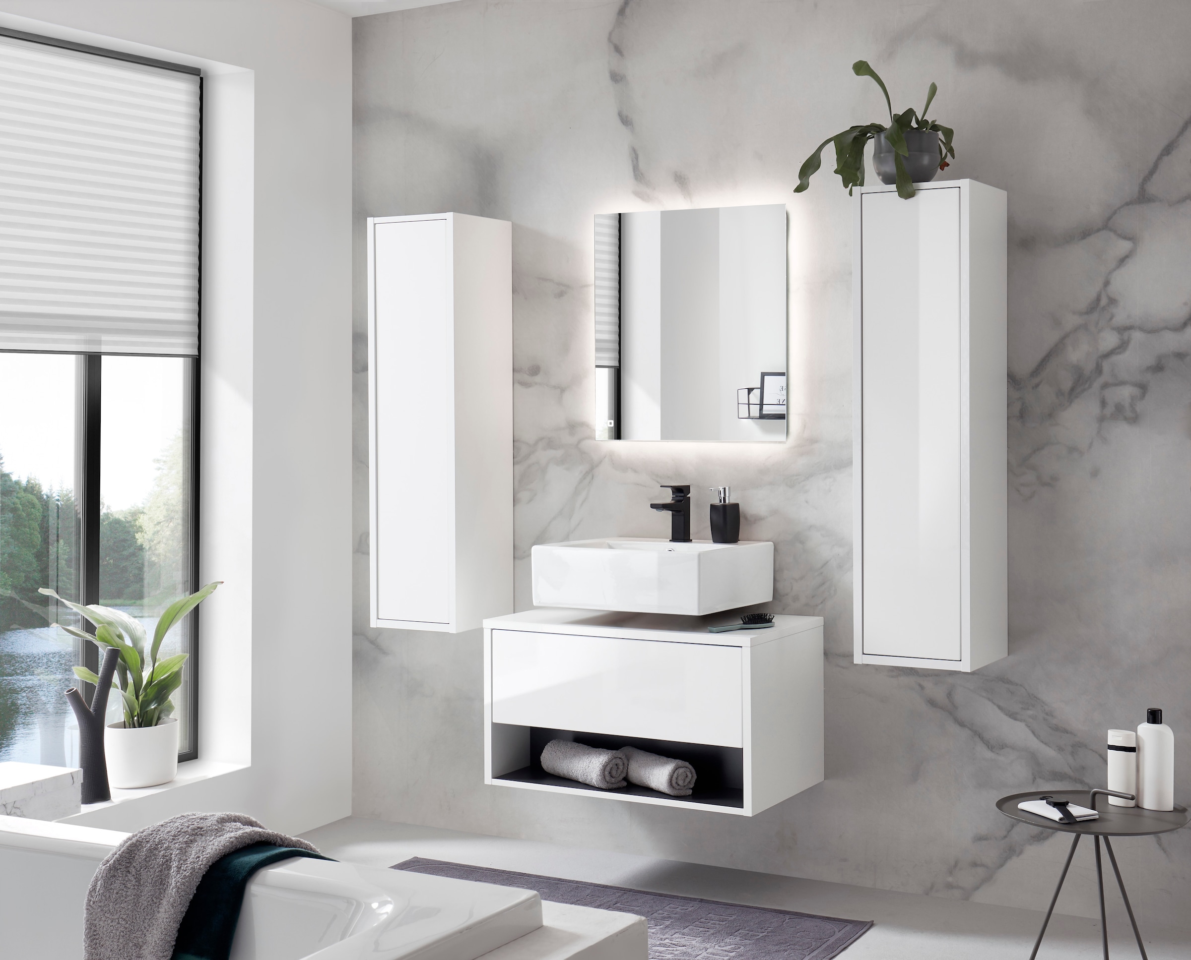 Places of Style Badmöbel-Set »Studio Line, Bad im modernen Design, 4-teiliges Badezimmer«, (4 St.), Schrank, Unterschrank und Spiegel, in zwei Farben verfügbar, Stauraum