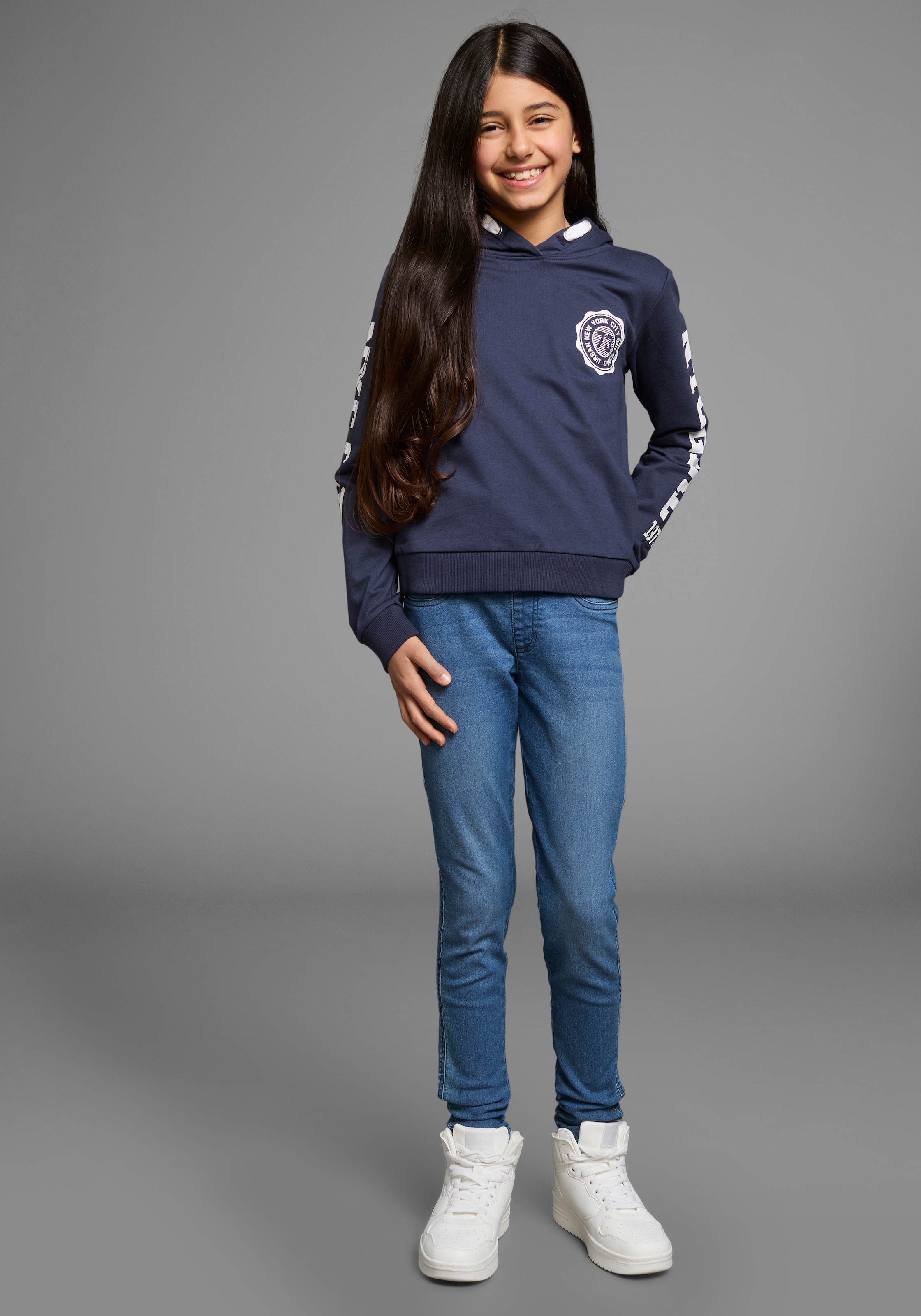 KIDSWORLD Kapuzensweatshirt »Shirt mit Ärmelprint« Langarm,  mit stylischem Print,  mit Kapuze,  aus Baumwolle