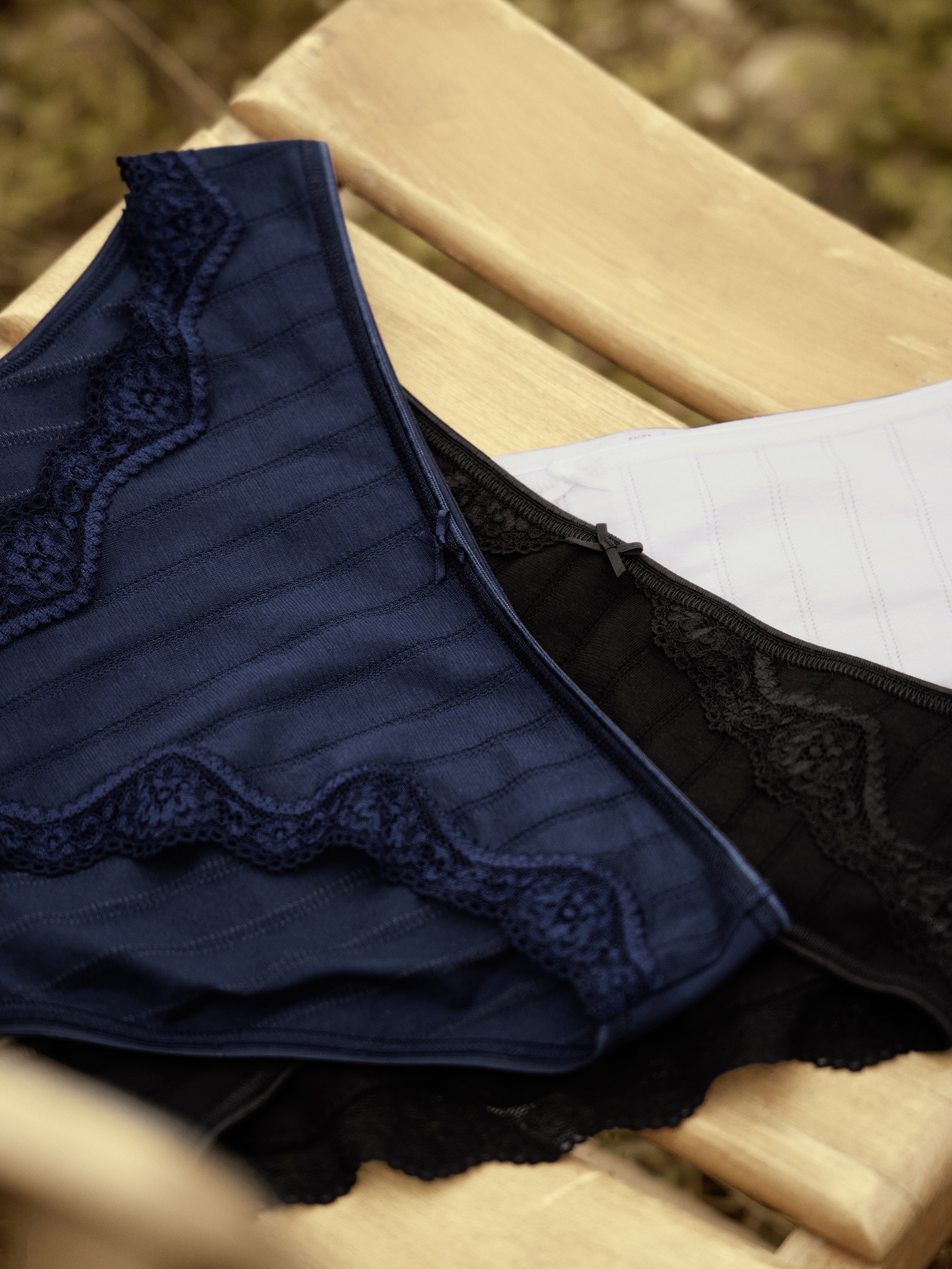 CALIDA Hüftslip »Etude Toujours« Nadelstreifen-Optik, florale Spitze, Regular-Cut, Jacquard, elastisch