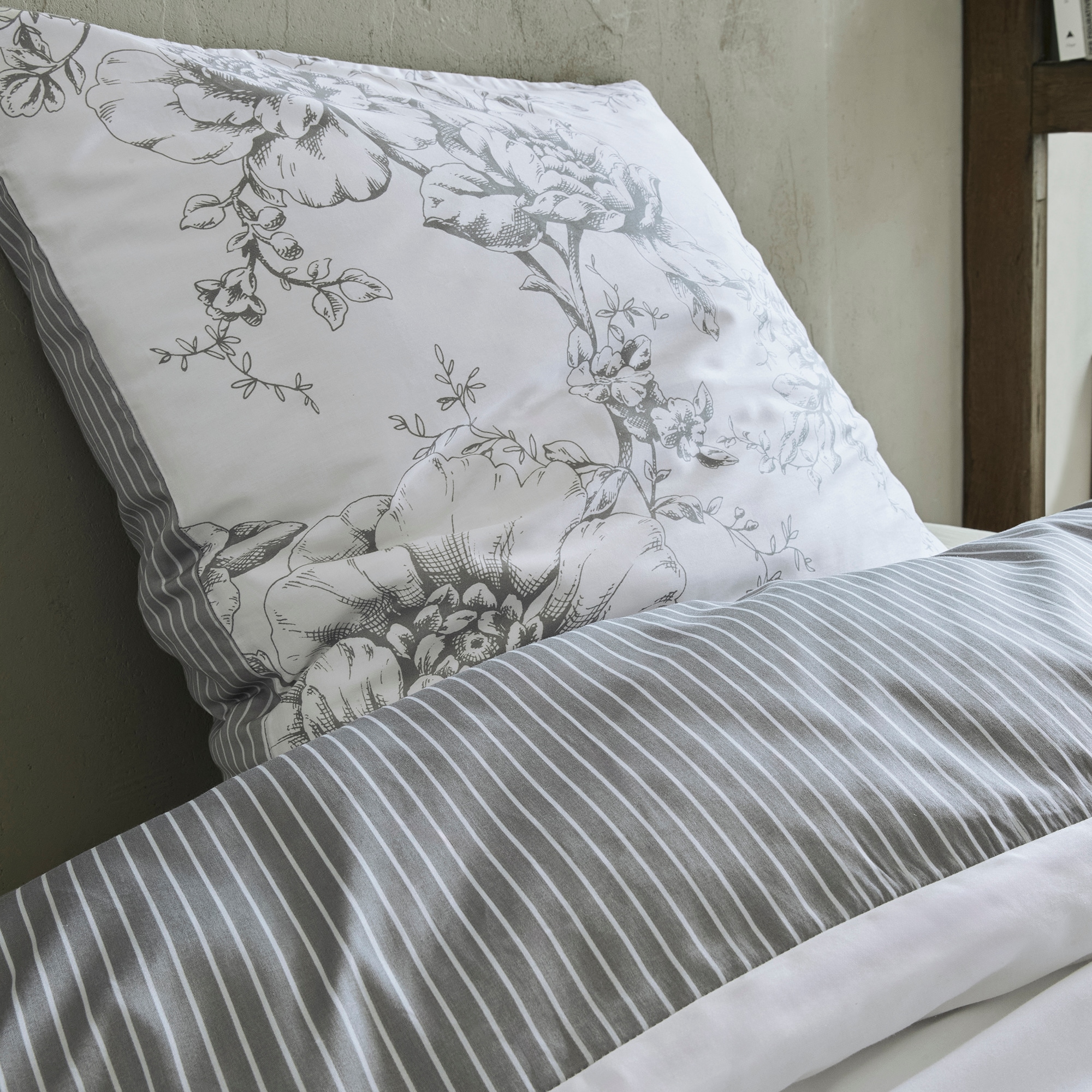 Zeitgeist Wendebettwäsche »Kai in Gr. 135x200 oder 155x220 cm« 2 Stk. tlg. mit Blumen und Streifen, Bettwäsche aus Baumwolle mit Reißverschluss