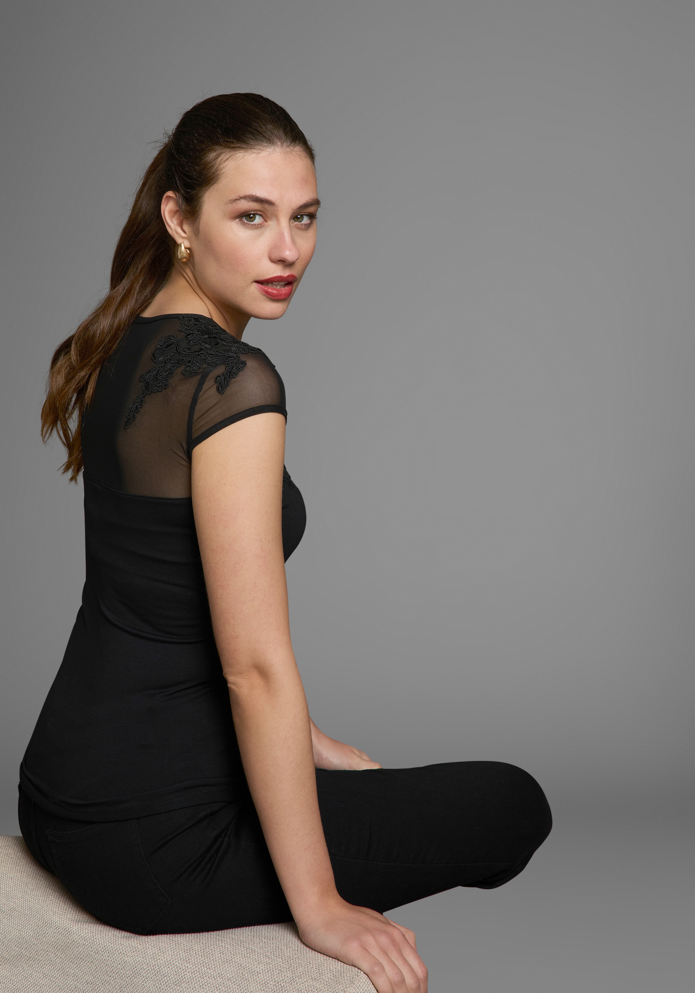 Melrose Rundhalsshirt, Kurzarm, sehr figurbetont, femininer Stil