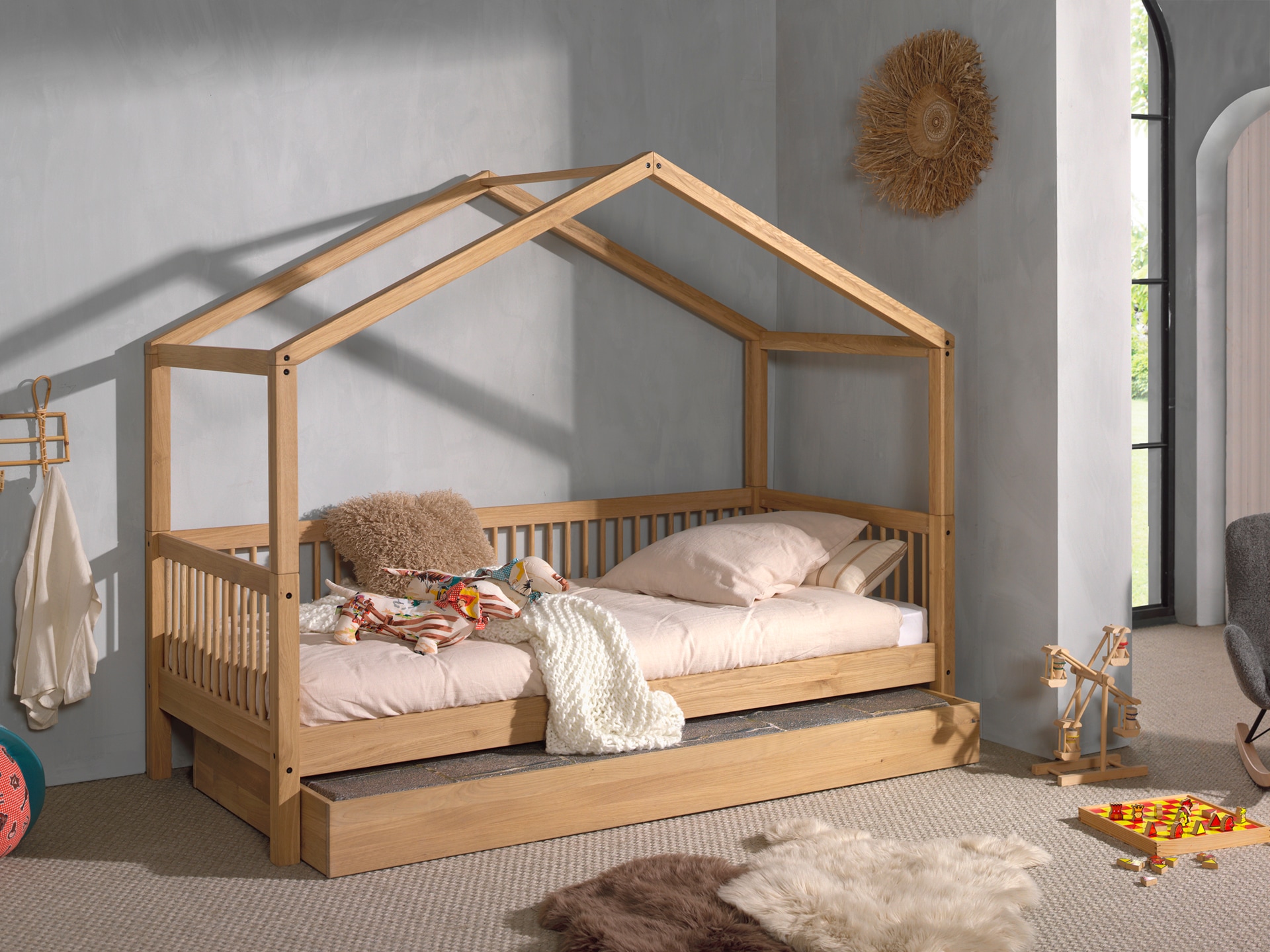 Home affaire Hausbett, (Made in Europe), aus massiver Eiche geölt, LF 90x200 cm, wahlweise mit Bettschublade