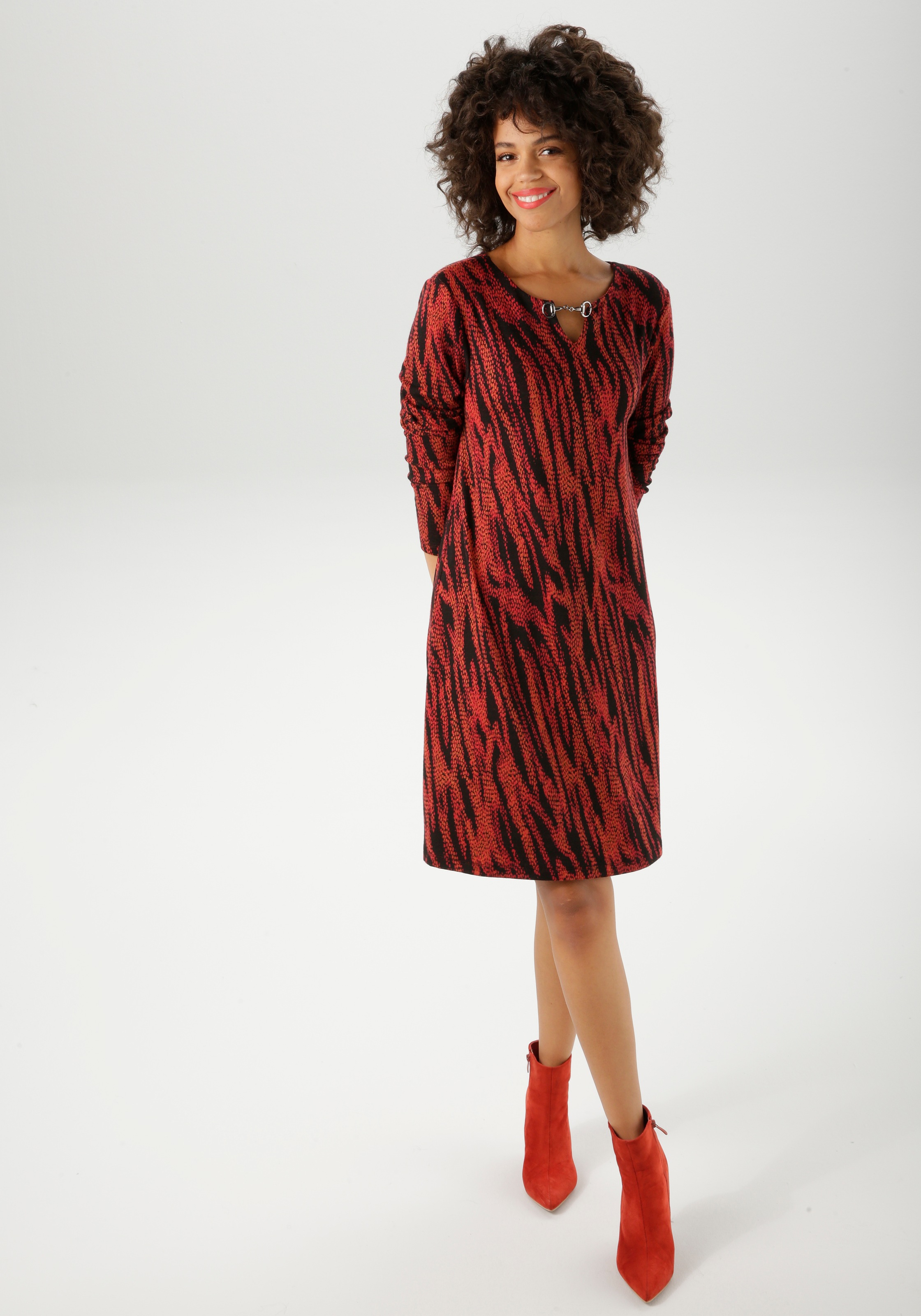 Aniston CASUAL Jerseykleid, mit dekorativem Schmuckelement am Ausschnitt - NEUE KOLLEKTION