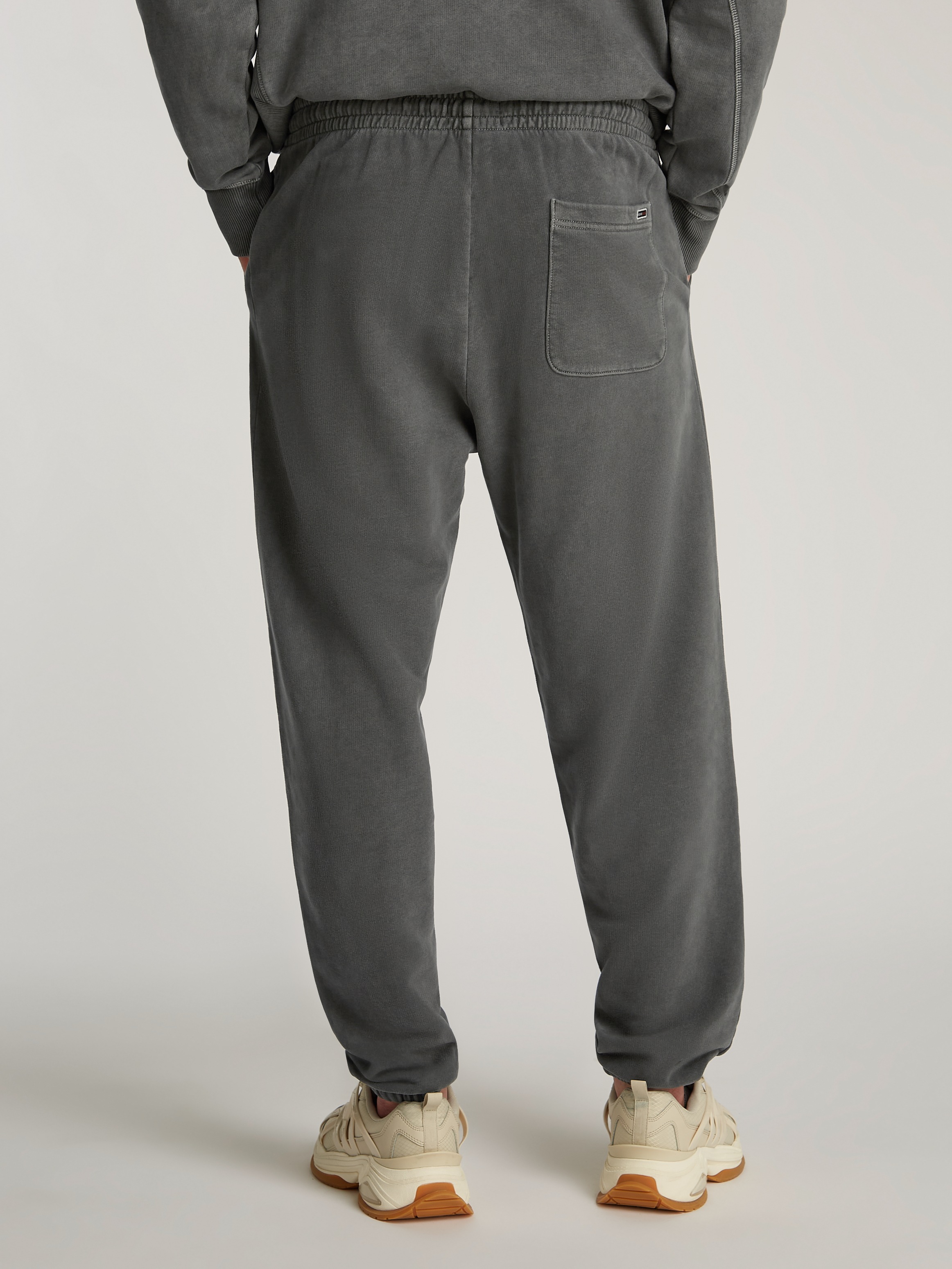 Tommy Jeans Jogginghose »TJM RLX VINTAGE VARSITY JOGGER«, mit Logostickerei