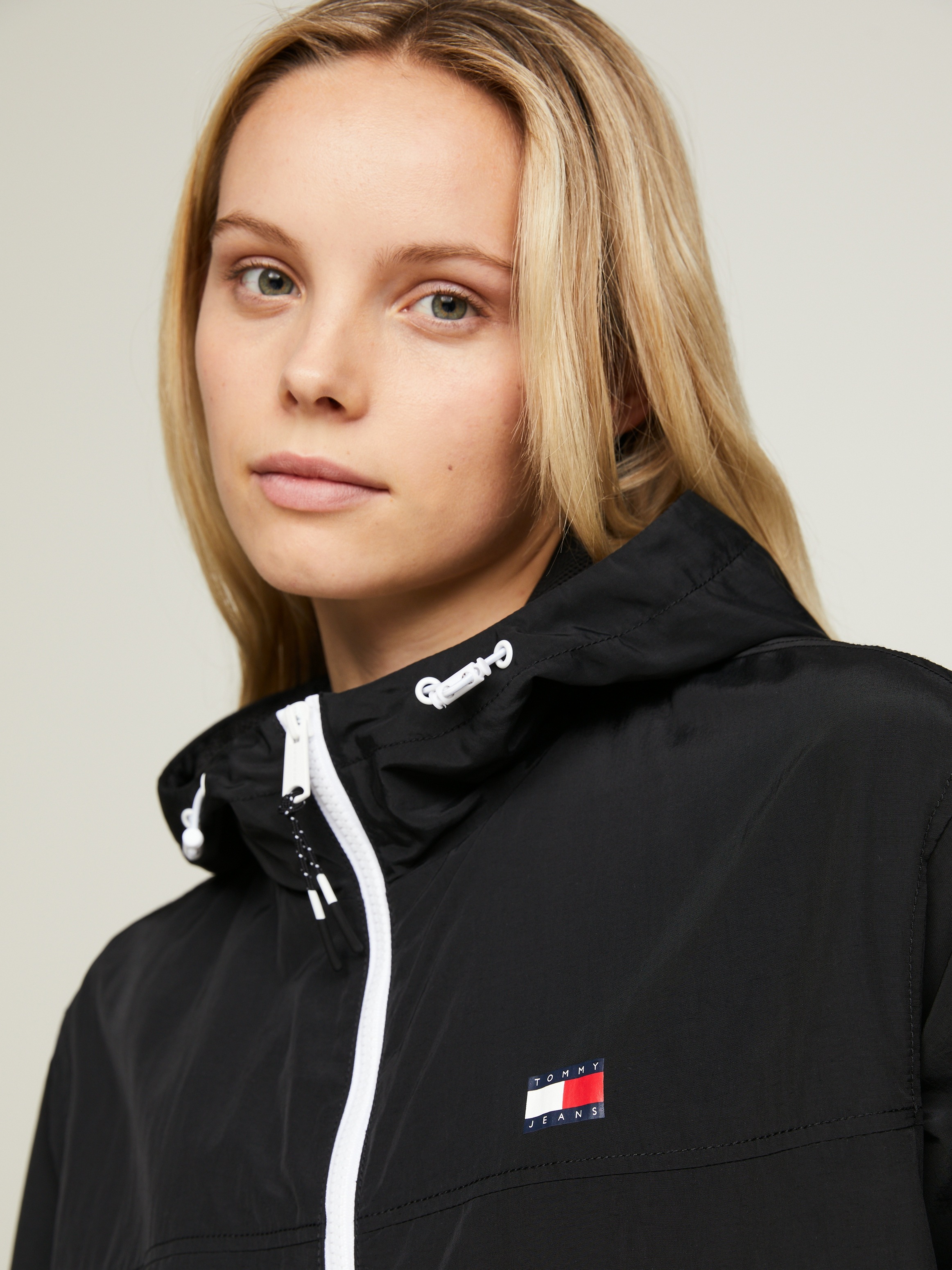 Tommy Jeans Windbreaker »TJW CHICAGO WINDBREAKER EXT«, mit Kapuze, mit kontrastfarbenen Reißverschlüssen