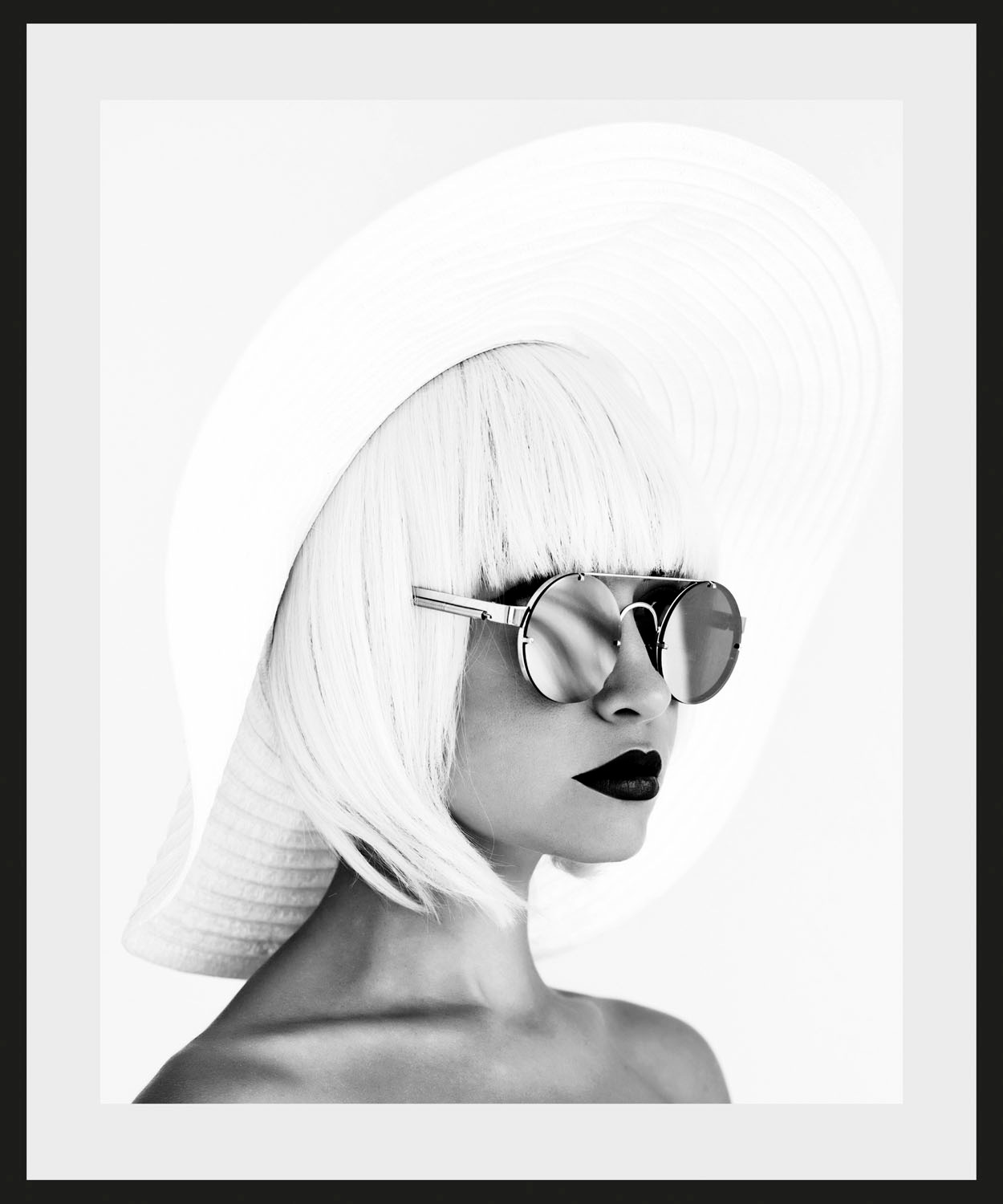 queence Bild »Jessica«, Frau-Foto-Porträts-Portrait-Schwarz-Weiß-Bilder von Frauen-Fashion-Mode-Magazincover, (1 St.), HD Premium Poster-Druck inkl. Holzrahmen