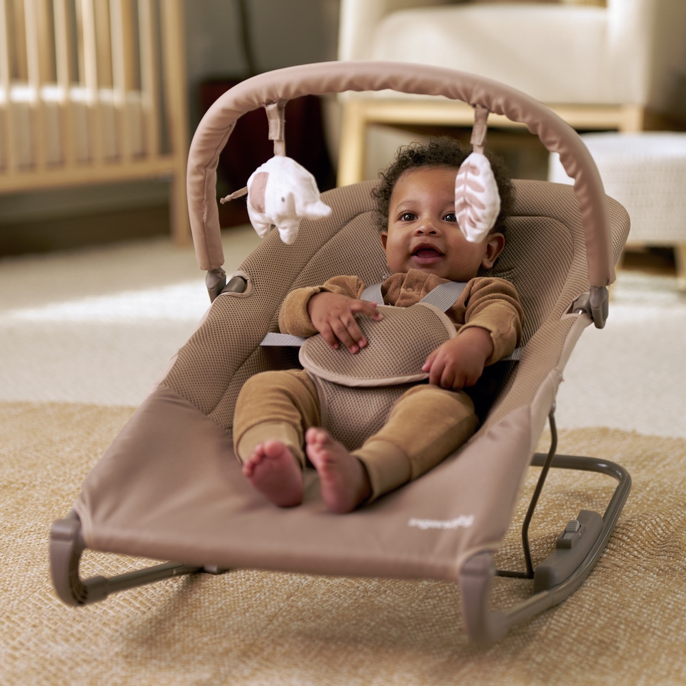 ingenuity Babywippe »Nestle™ Vibrating Rocker« bis 9 kg mit Vibration