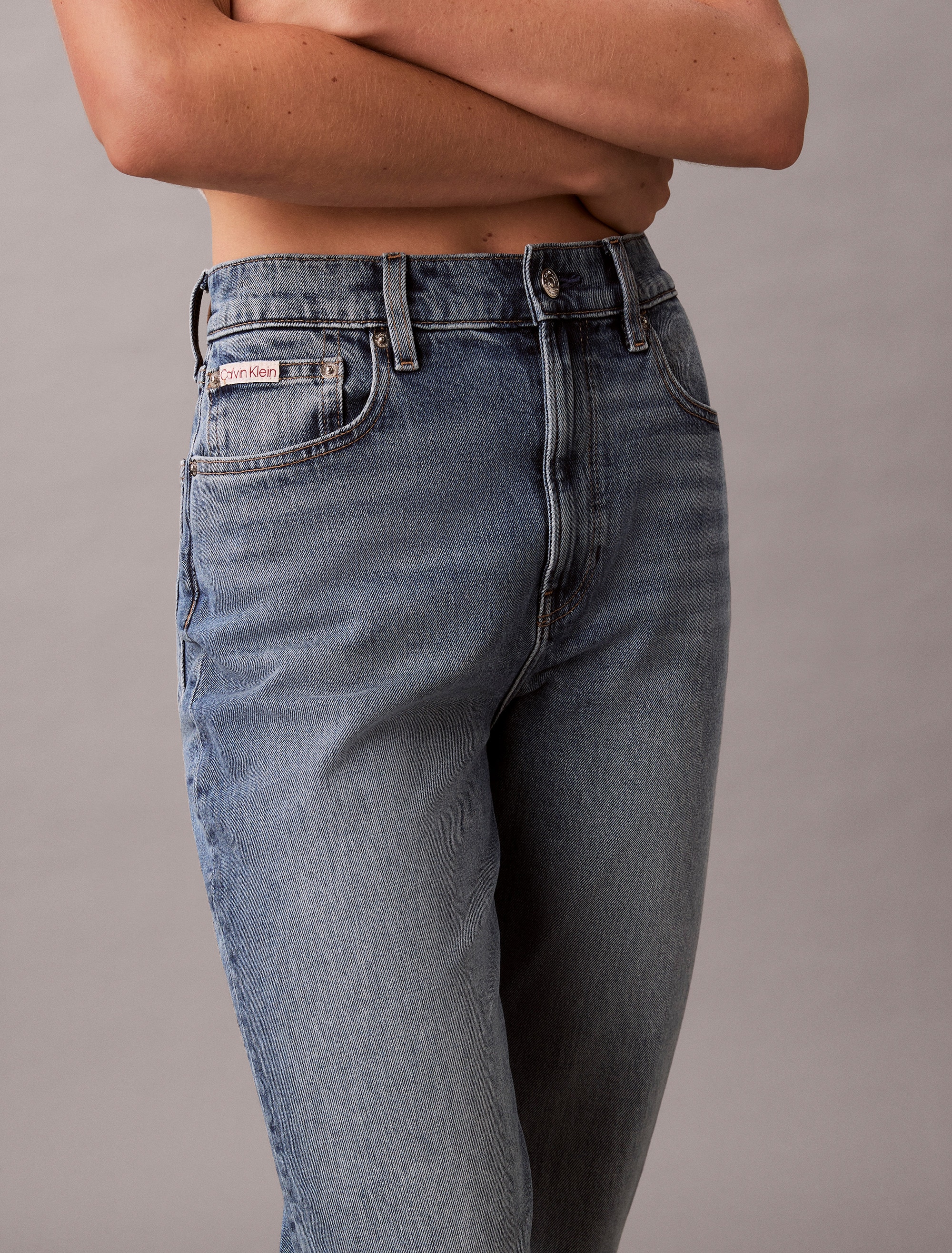 Calvin Klein Jeans Mom-Jeans »NEW MOM JEAN« mit Markenlabel am Bund