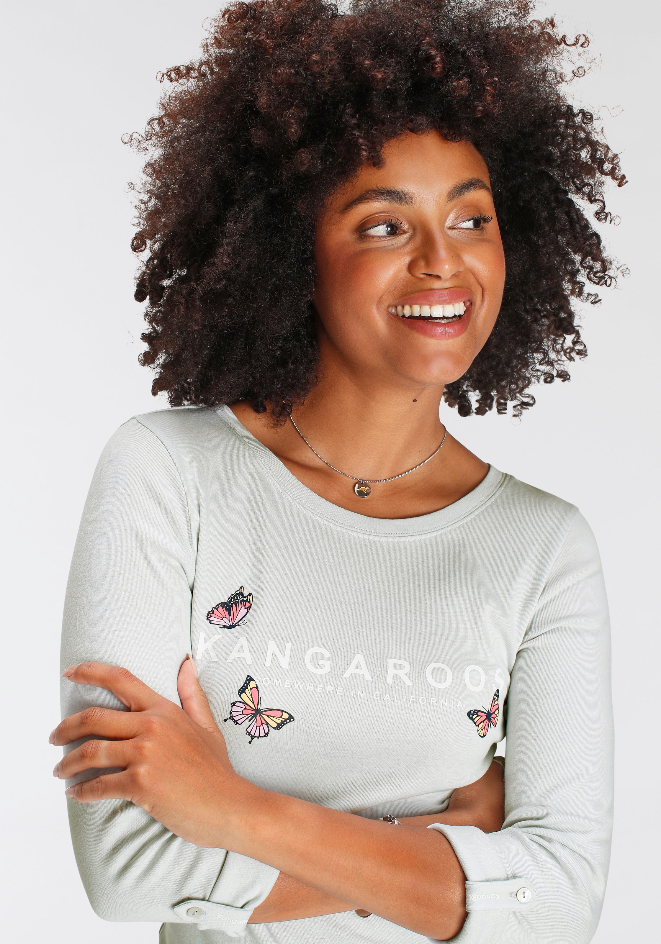 KangaROOS Langarmshirt, krempelbare Ärmel, sehr figurbetonter Schnitt