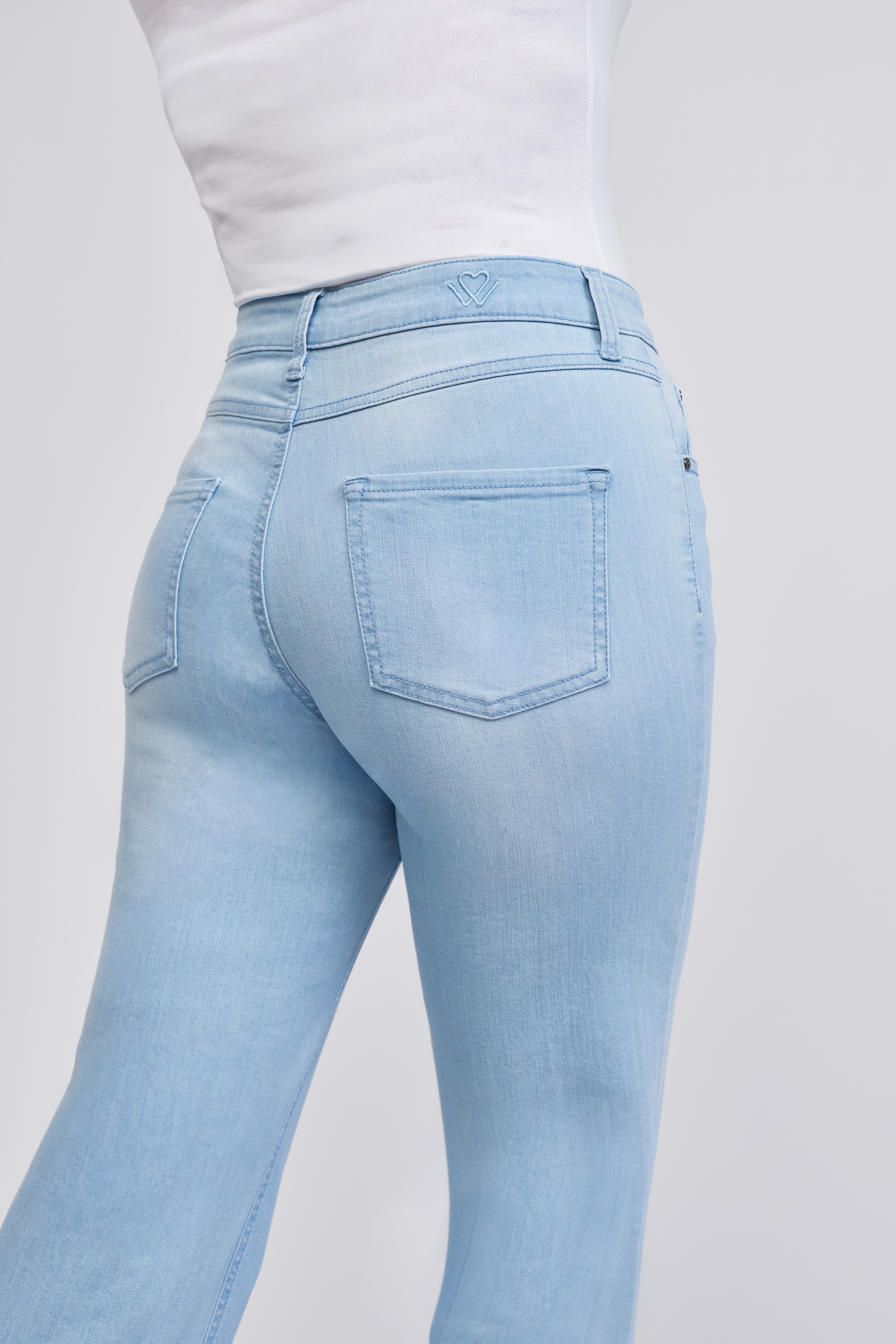 wonderjeans 5-Pocket-Jeans »Relaxed Straight« Cool, modern und vielseitig zu stylen