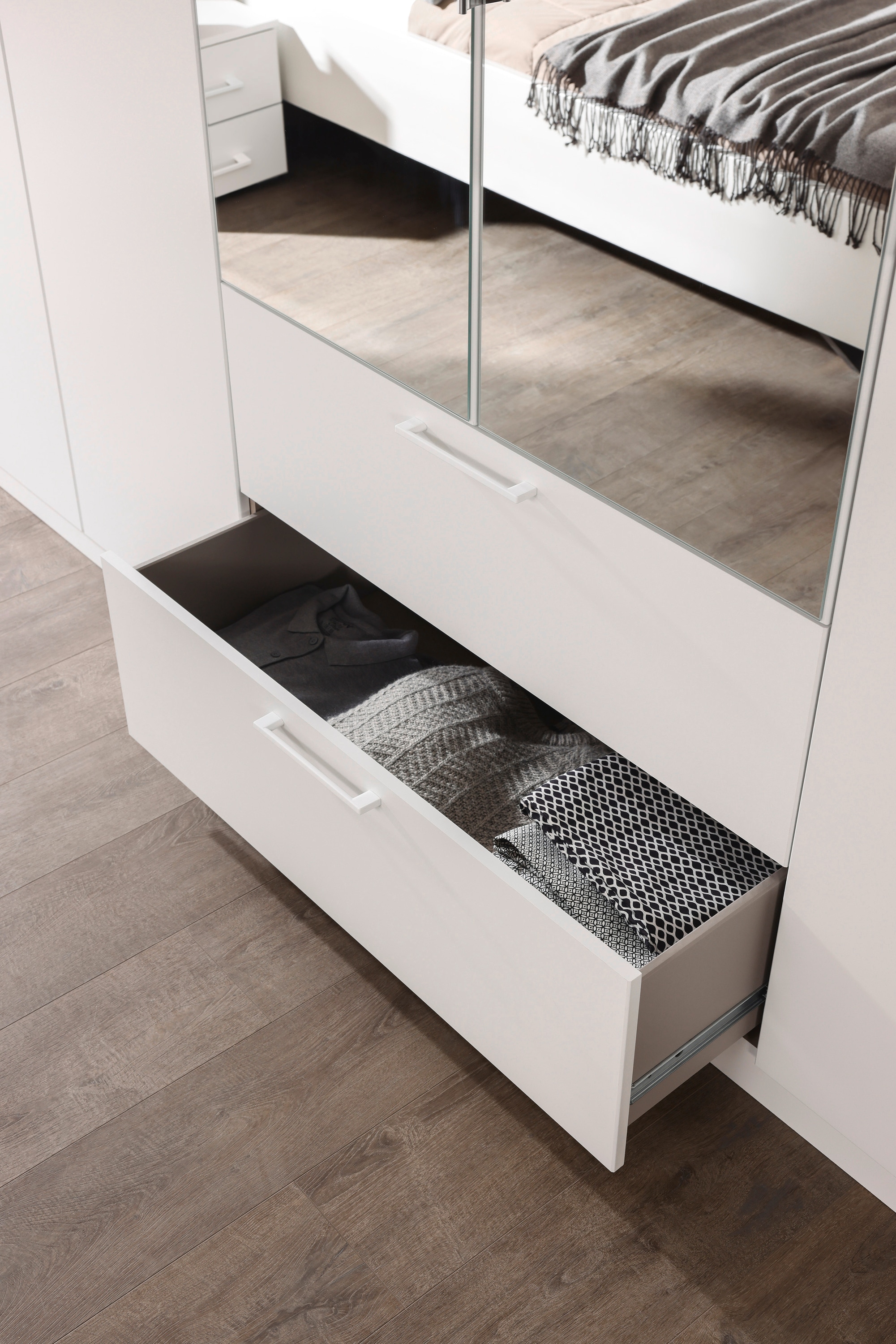 INOSIGN BY RAUCH Drehtürenschrank »Kleiderschrank Schrank Garderobe Wäscheschrank CHALLENGER«, mit Spiegeltüren und geräumigen Schubladen MADE IN GERMANY