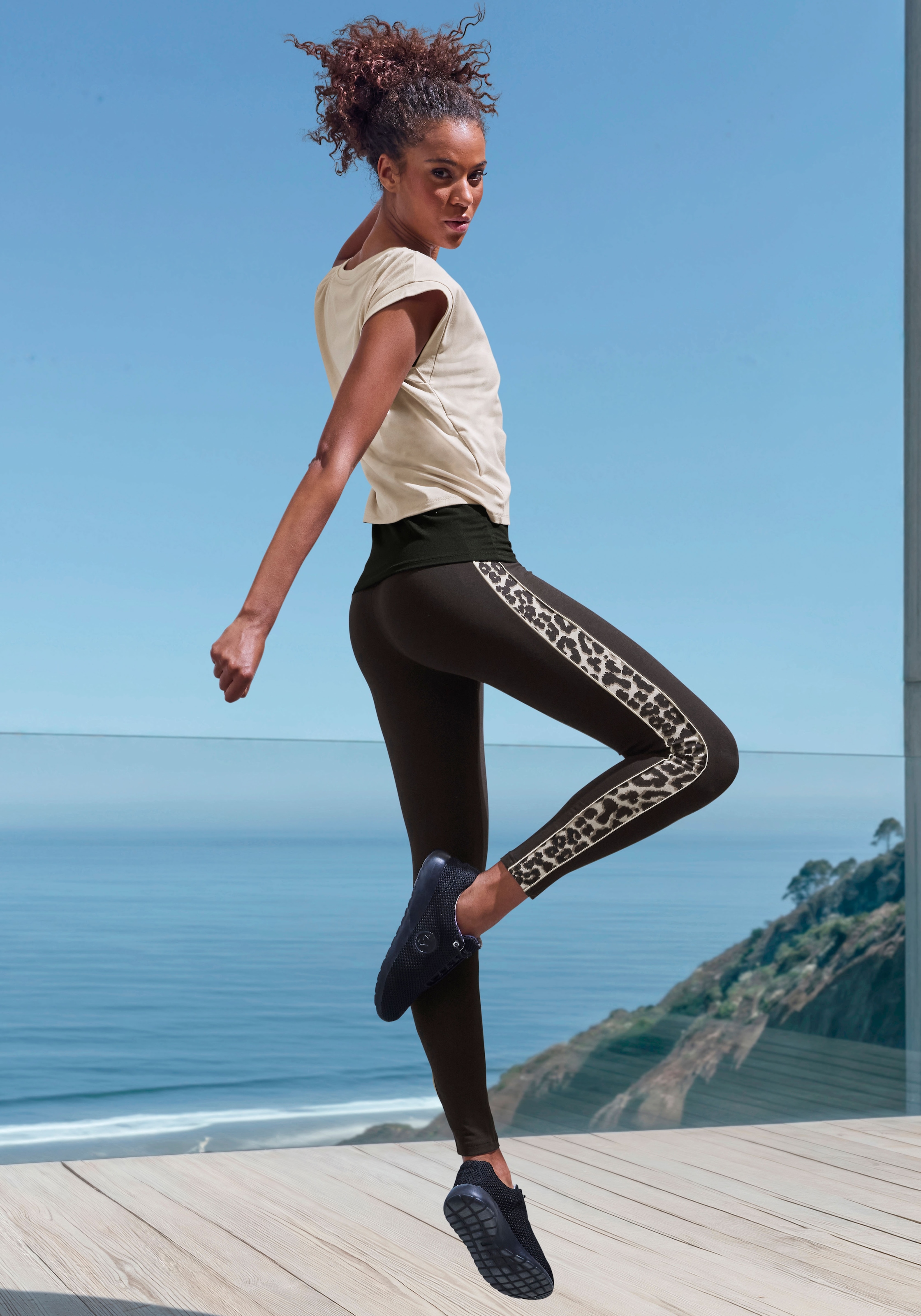 LASCANA ACTIVE Leggings, Einsätze mit Leopardenmuster an den Beinen