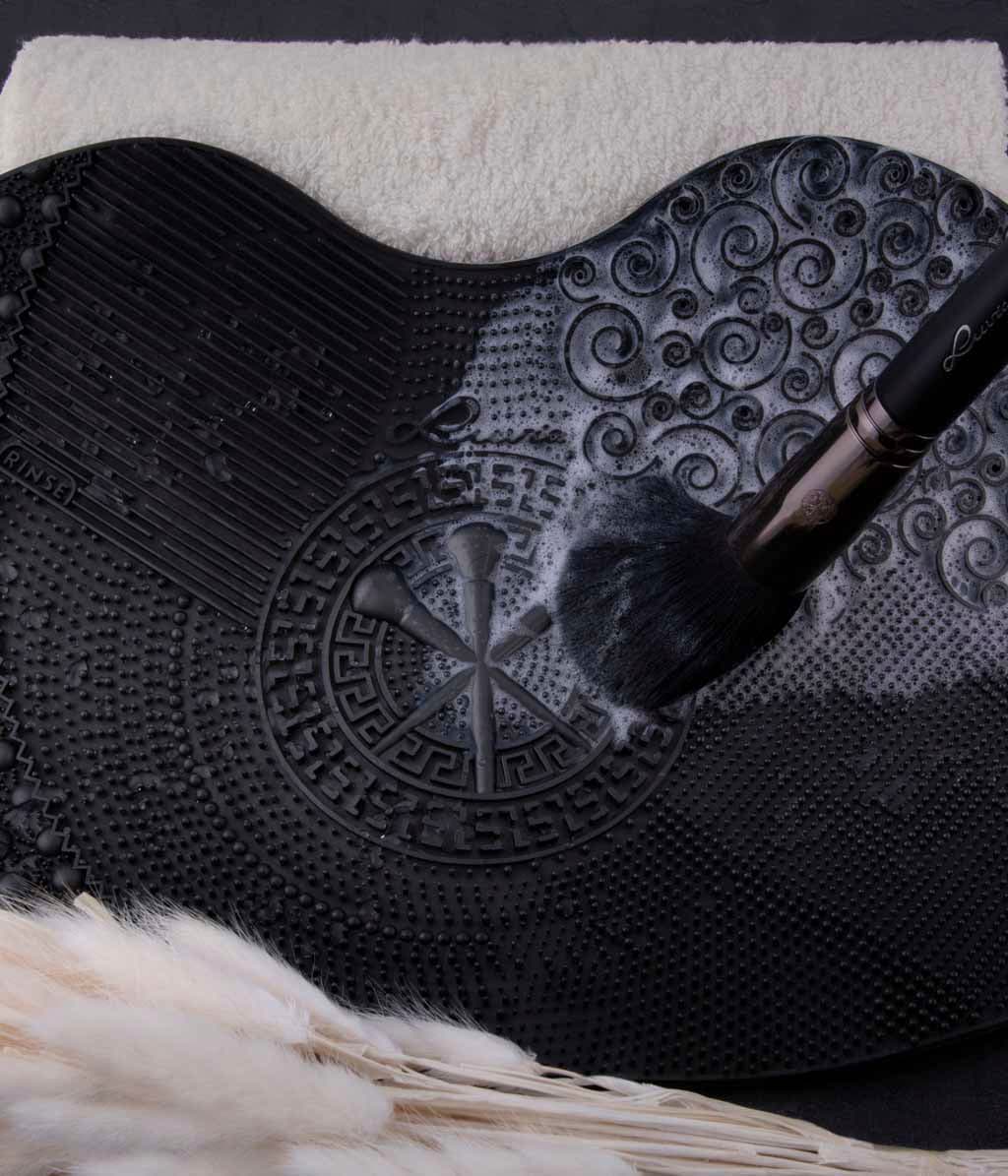 Luvia Cosmetics Foundationpinsel »Brush Cleansing Mat - Black«