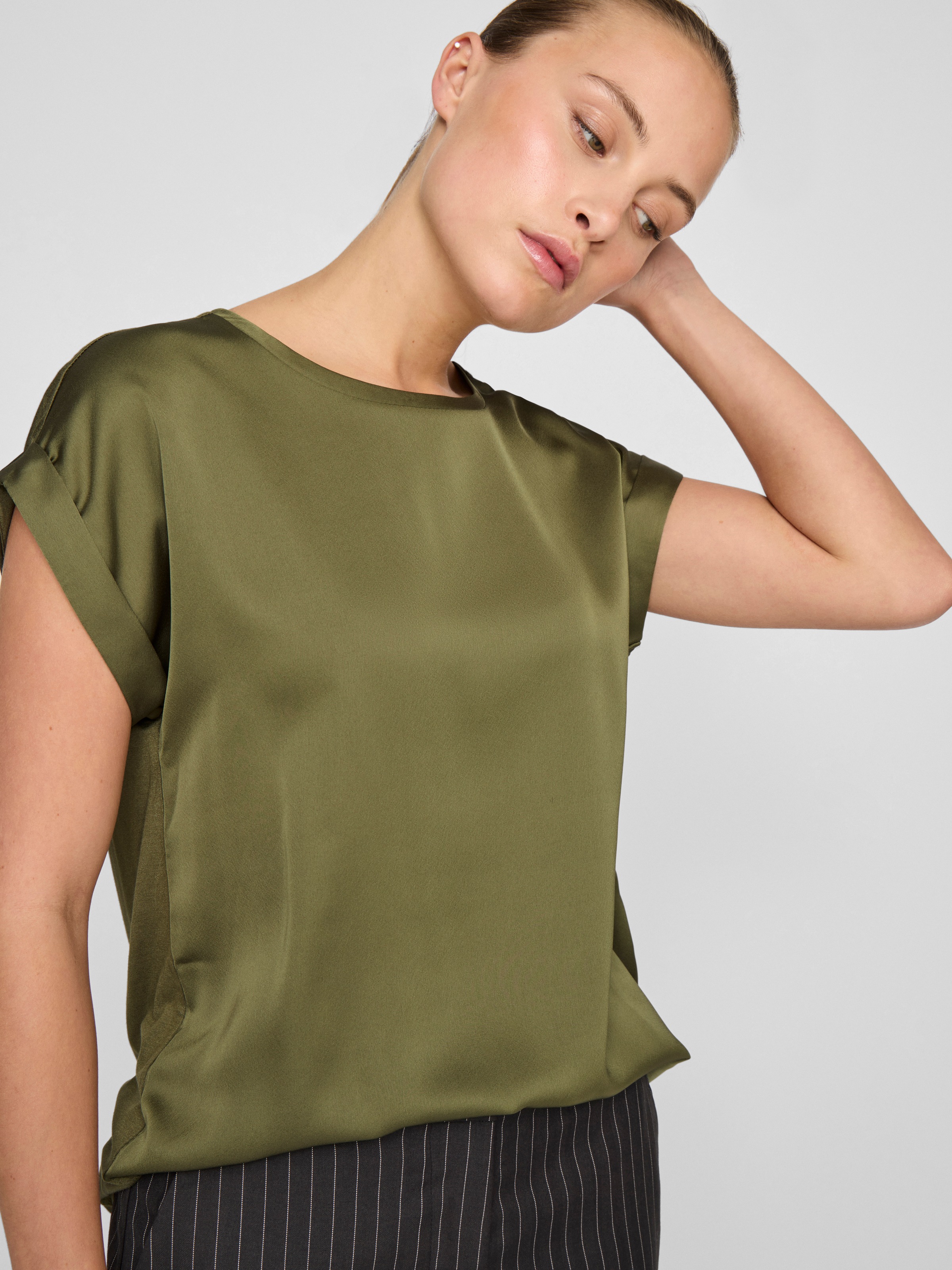 Vila Kurzarmshirt »VIELLETTE S/S SATIN TOP - NOOS«, Satin Optik