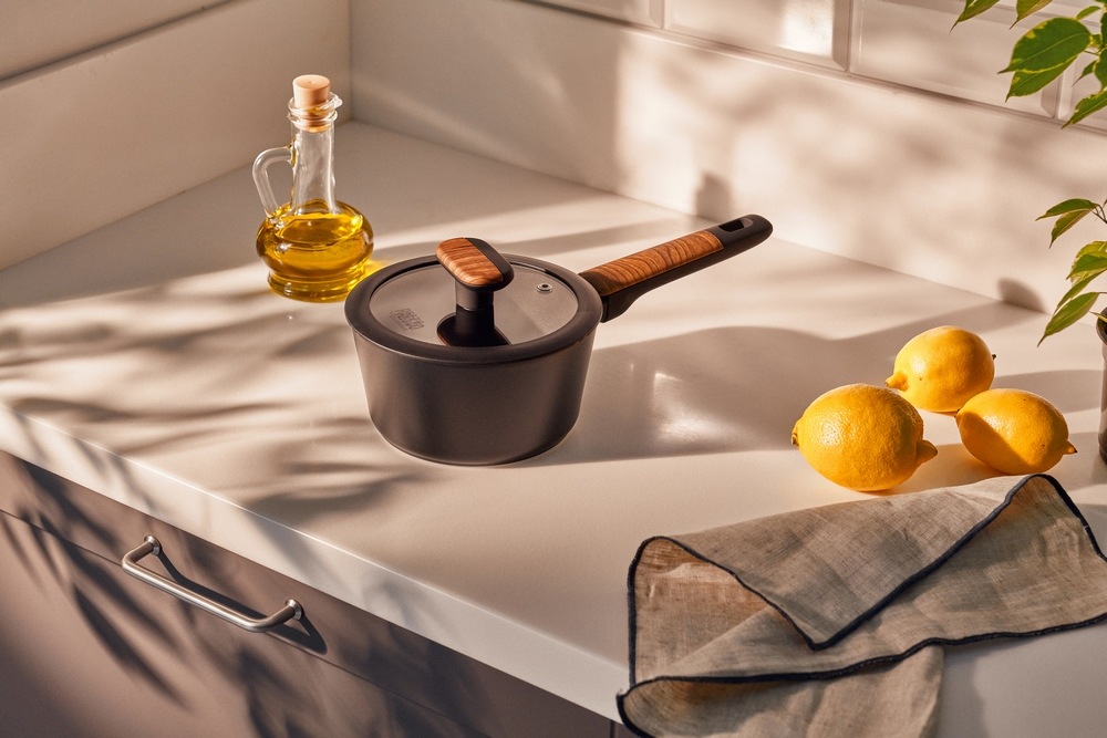 RESTO Kitchenware Kasserolle »Mon, Topf 1,4 l, antihaftbeschichtet und spülmaschinenfest«, Aluminium, (2 tlg.), mit Glasdeckel und stoßdämpfendem Silikonrand, im Geschenkkarton