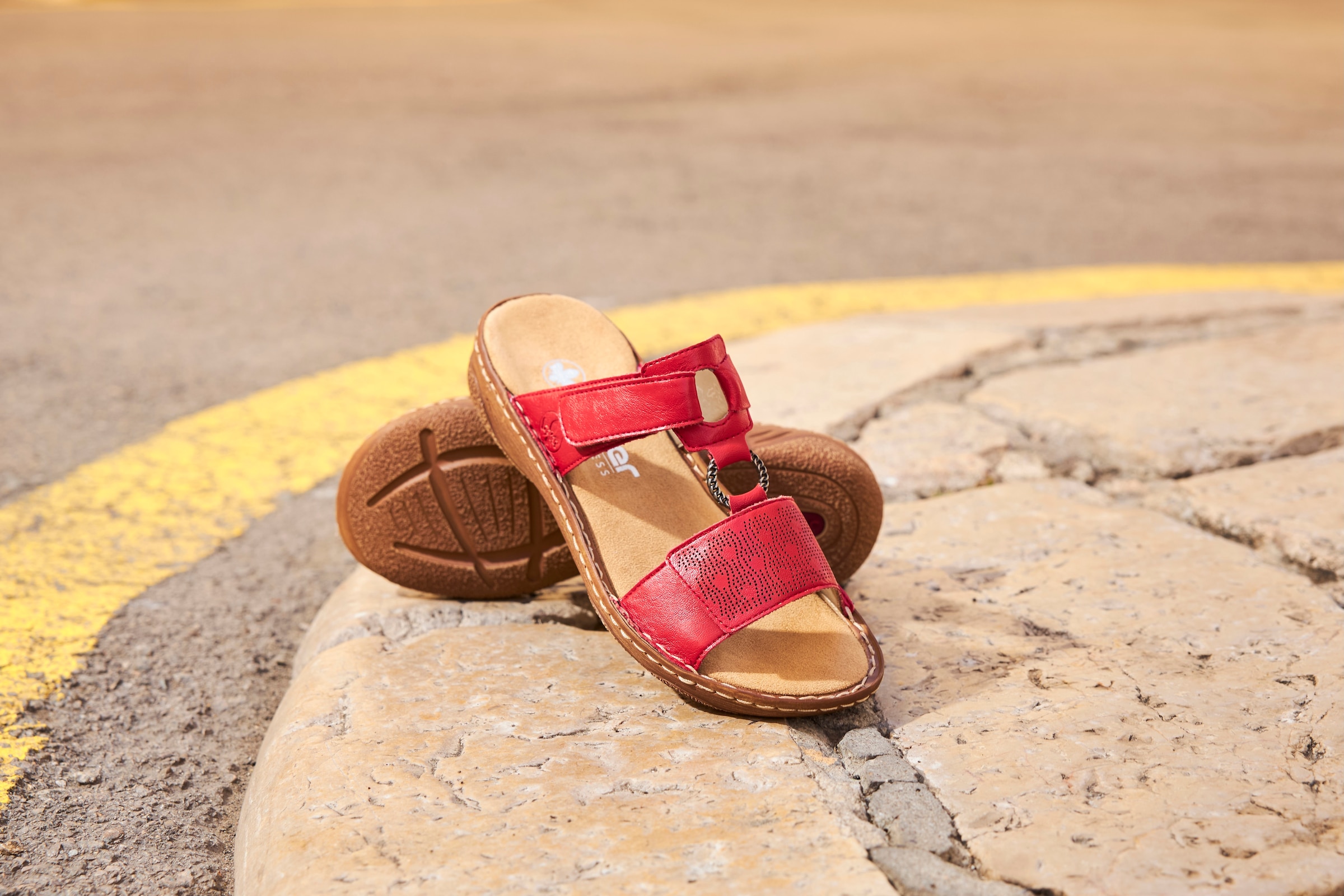 Rieker Pantolette, Sommerschuh, Schlappen, Urlaubschuh, Klettschuh mit Perforation