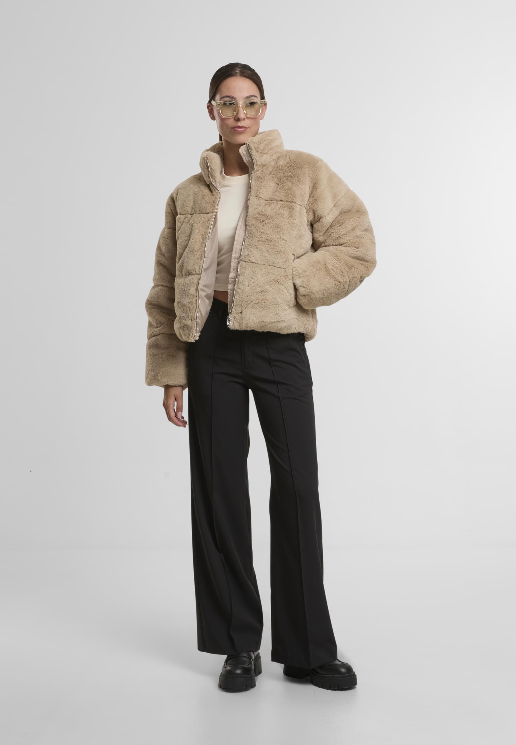 URBAN CLASSICS Winterjacke »Urban Classics Ladies Short Faux Fur Puffer Jacket« 1 Stk. tlg. ohne Kapuze