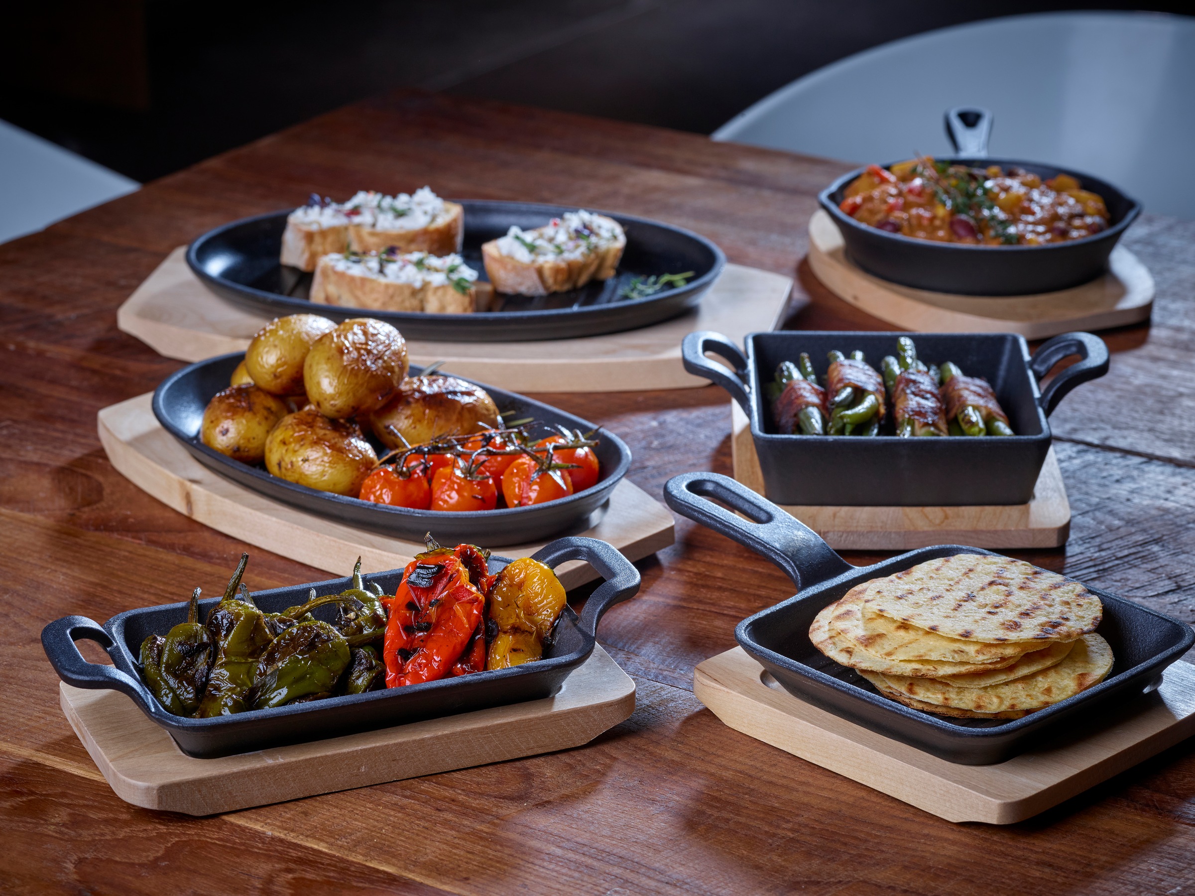 ECHTWERK Servierpfanne »2x Pfännchen« Gusseisen Set, 2 Stk. tlg. inkl. dekorativem Servierbrett, bereits eingebrannt