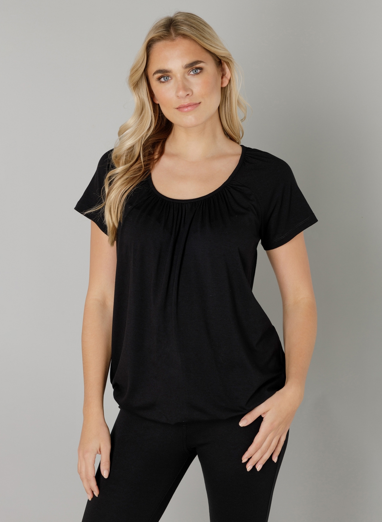 Base Level T-Shirt »Yona« Mit Raffung Am Rundhalsausschnitt