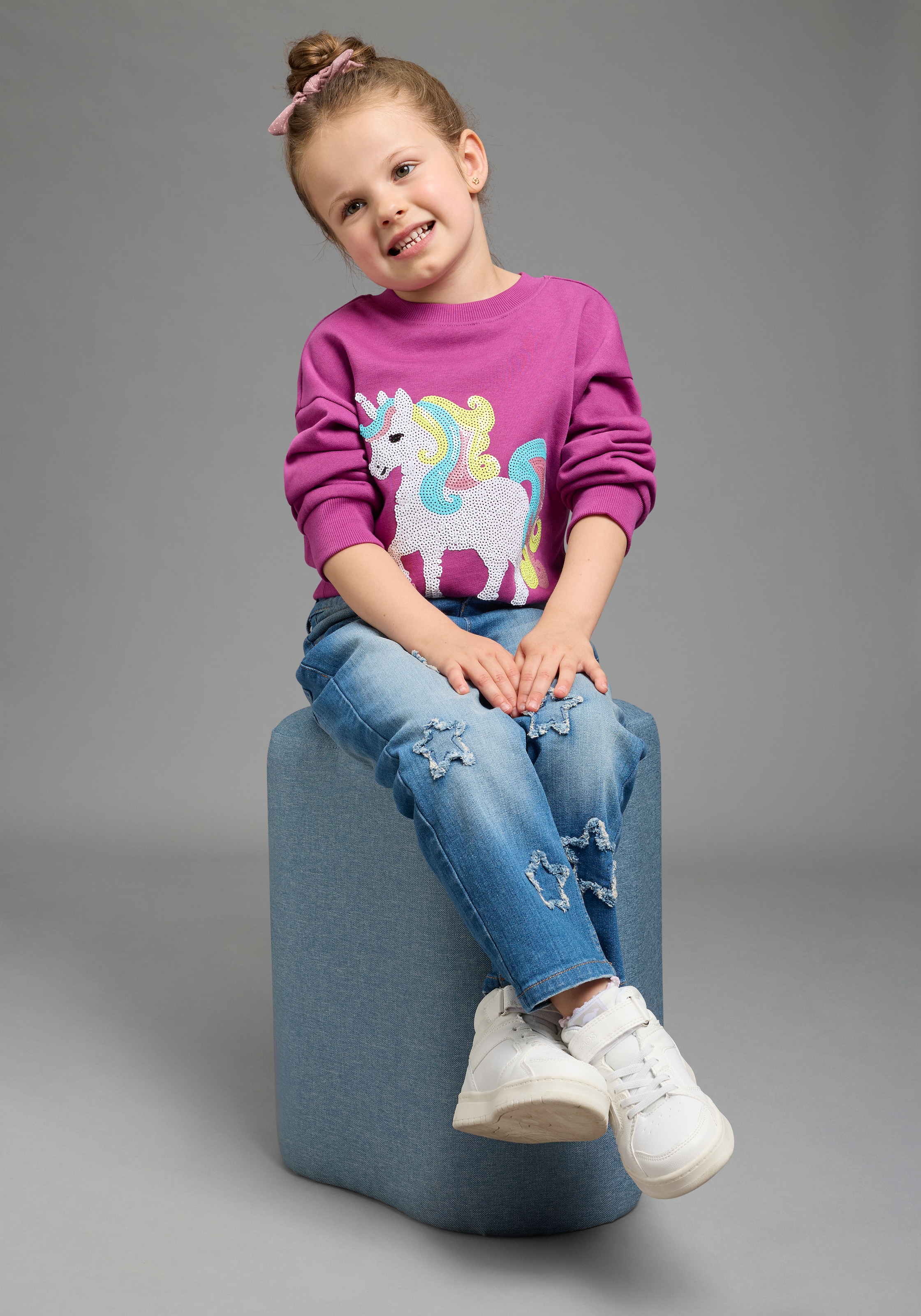 KIDSWORLD Sweatshirt »Einhorn-Applikation für kleine Mädchen«, Sweatshirt  mit schimmernden Pailletten-Applikationen
