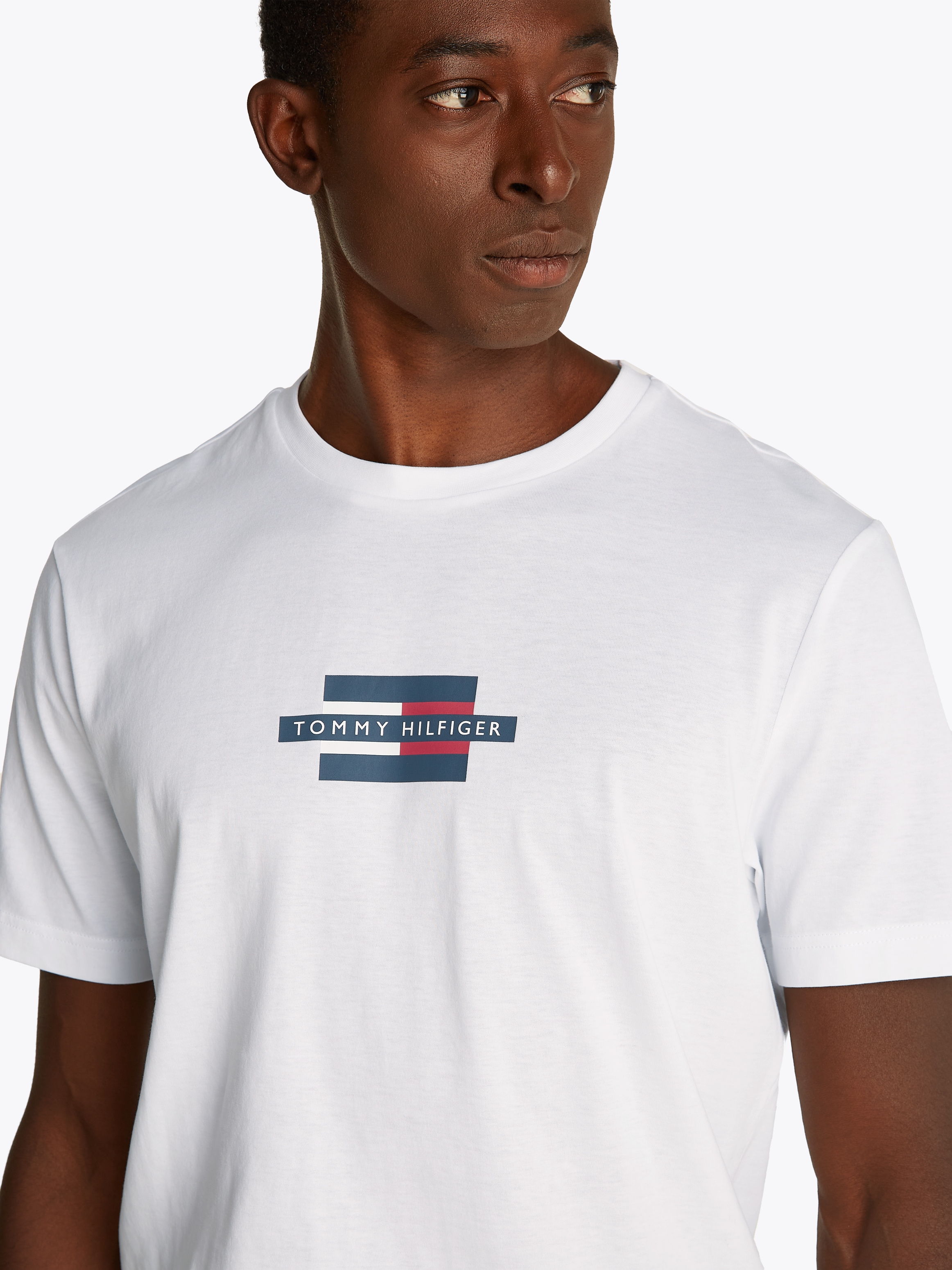 Tommy Hilfiger Kurzarmshirt »FLAG BOX TEE«, Mit Rundhalsausschnitt