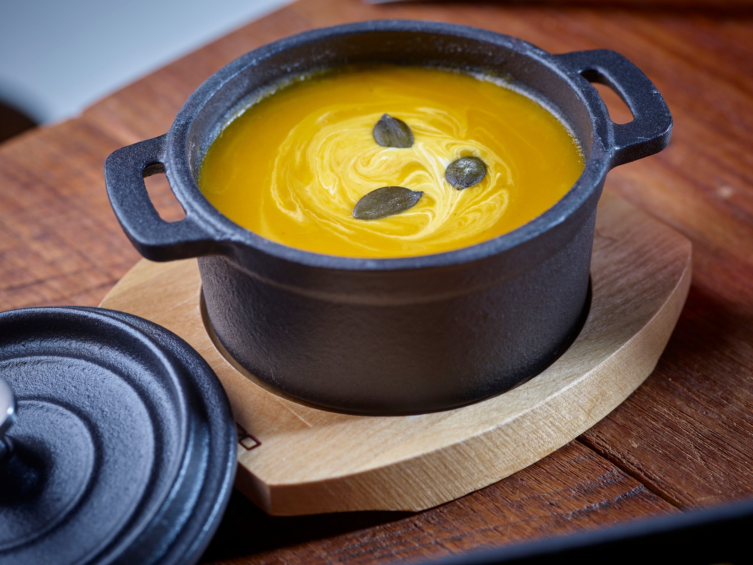 ECHTWERK Servierpfanne »2x Mini-Kochtopf aus Gusseisen« Gusseisen Set, 2 Stk. tlg. inkl. dekorativem Servierbrett, bereits eingebrannt