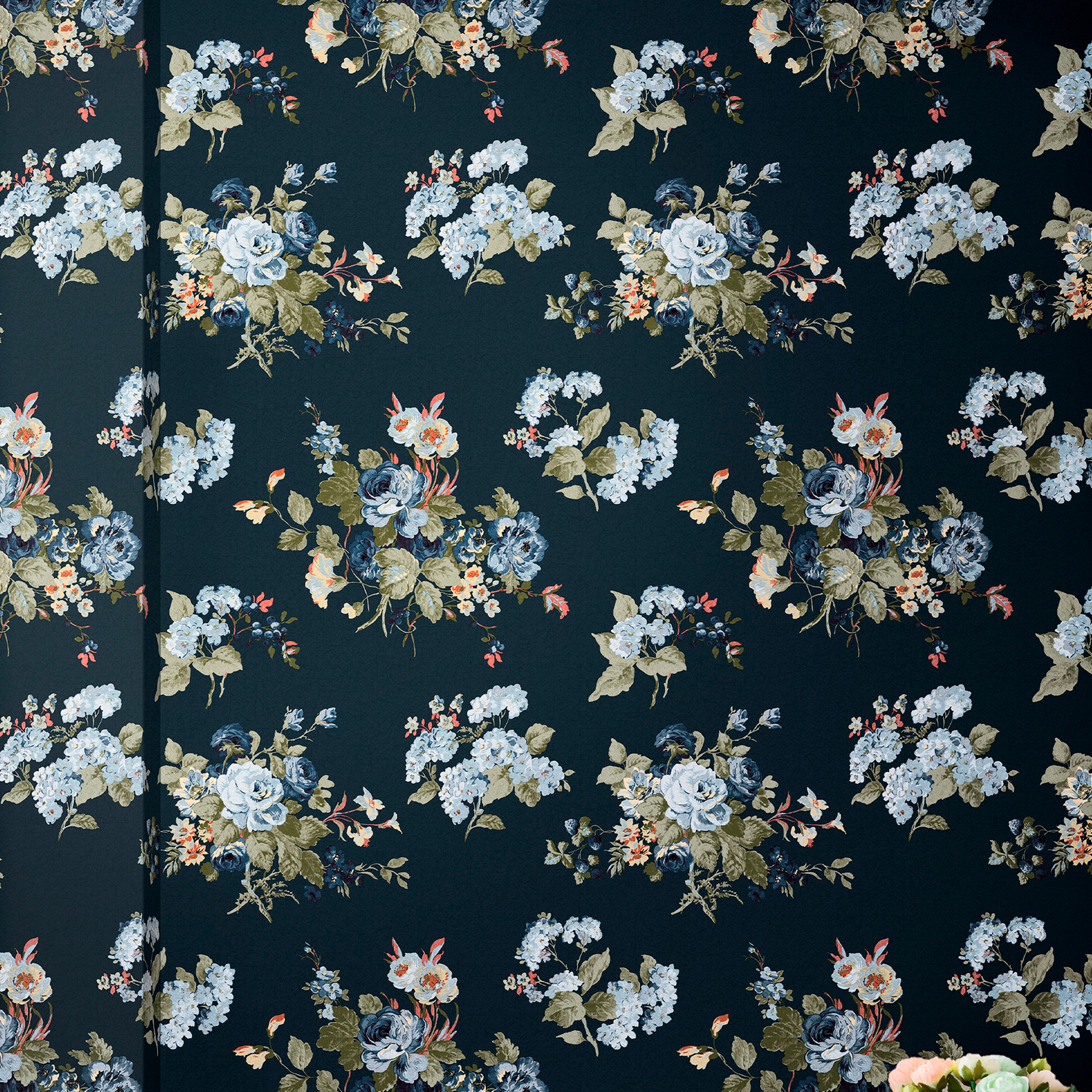 LAURA ASHLEY Vliestapete »Laura Ashley Rosemore Midnight Seaspray Vliestapete«, geblümt, Laura Ashley Rosemore Midnight Seaspray Vliestapete