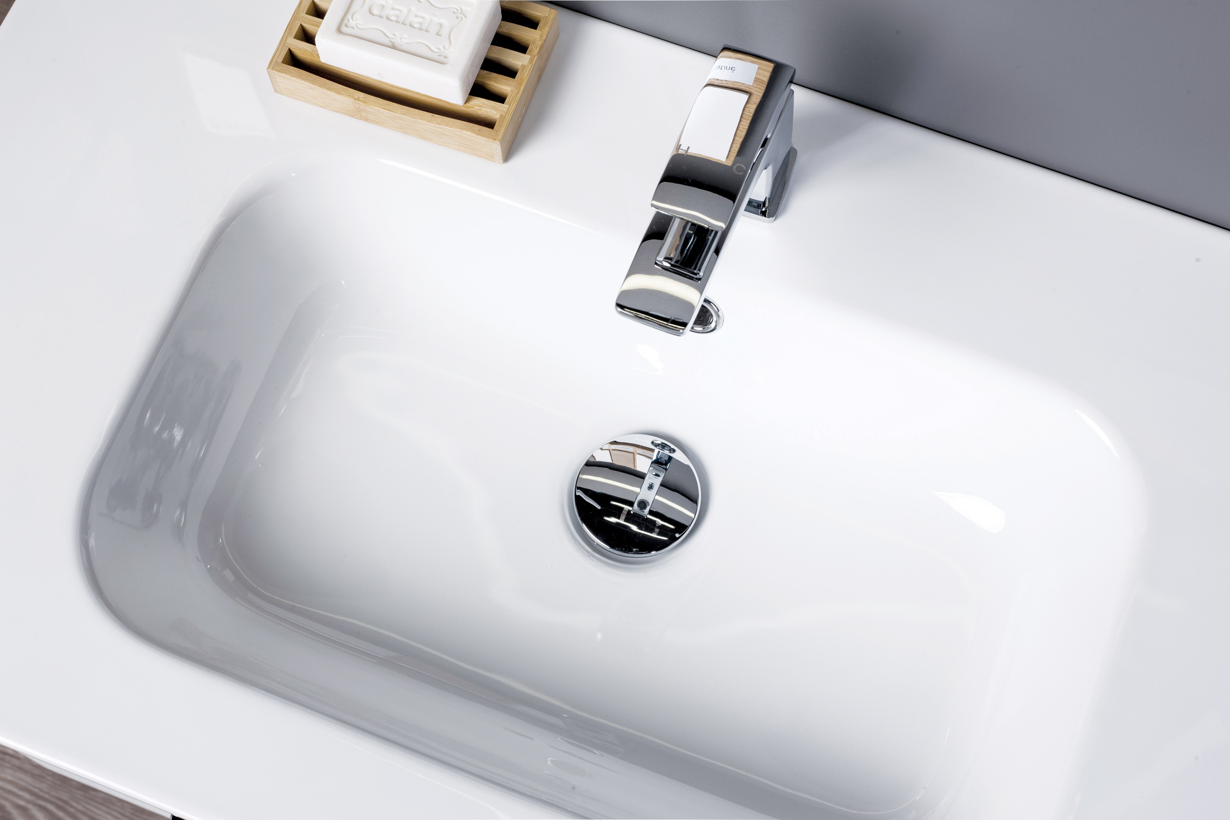 welltime Waschtisch »D-Line«, Badmöbel mit Keramik Waschbecken, Soft-Close-Funktion, Breite 121 cm