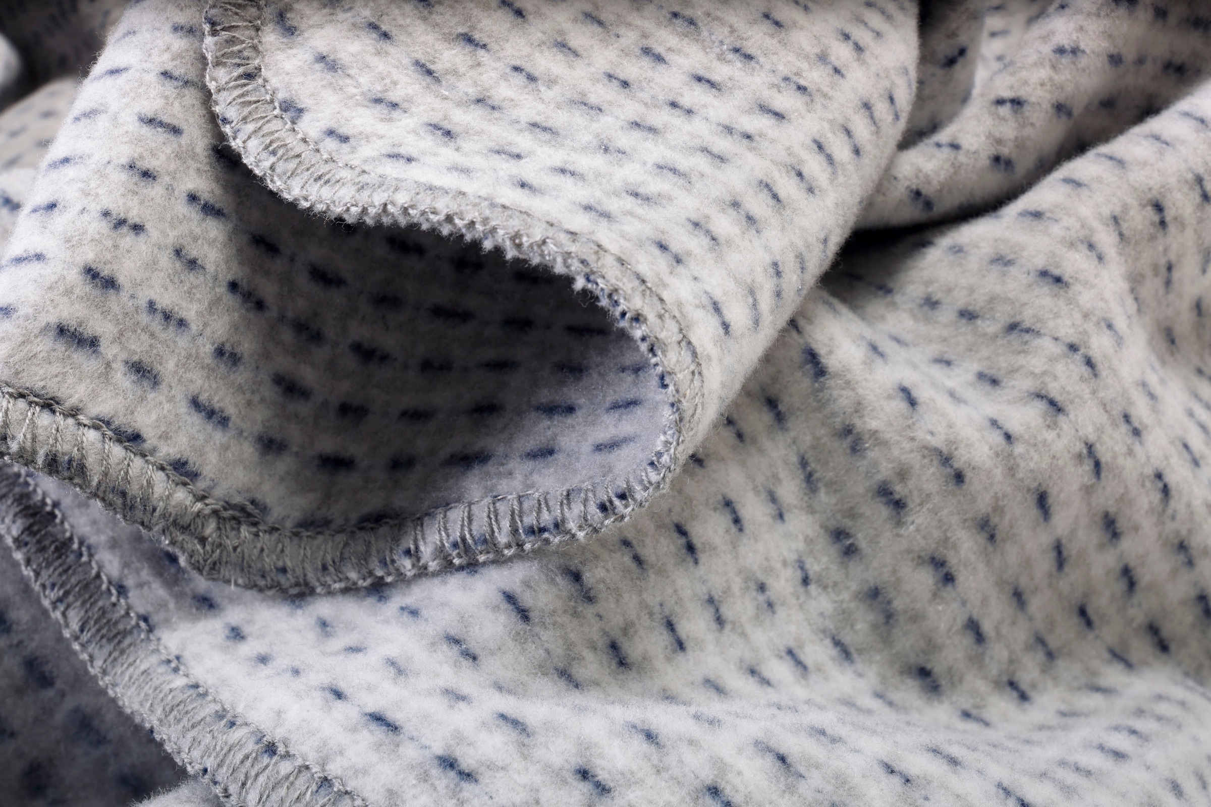 Biederlack Wohndecke »Recover Grey«, aus recycelter Baumwolle und PET-Flaschen, Kuscheldecke