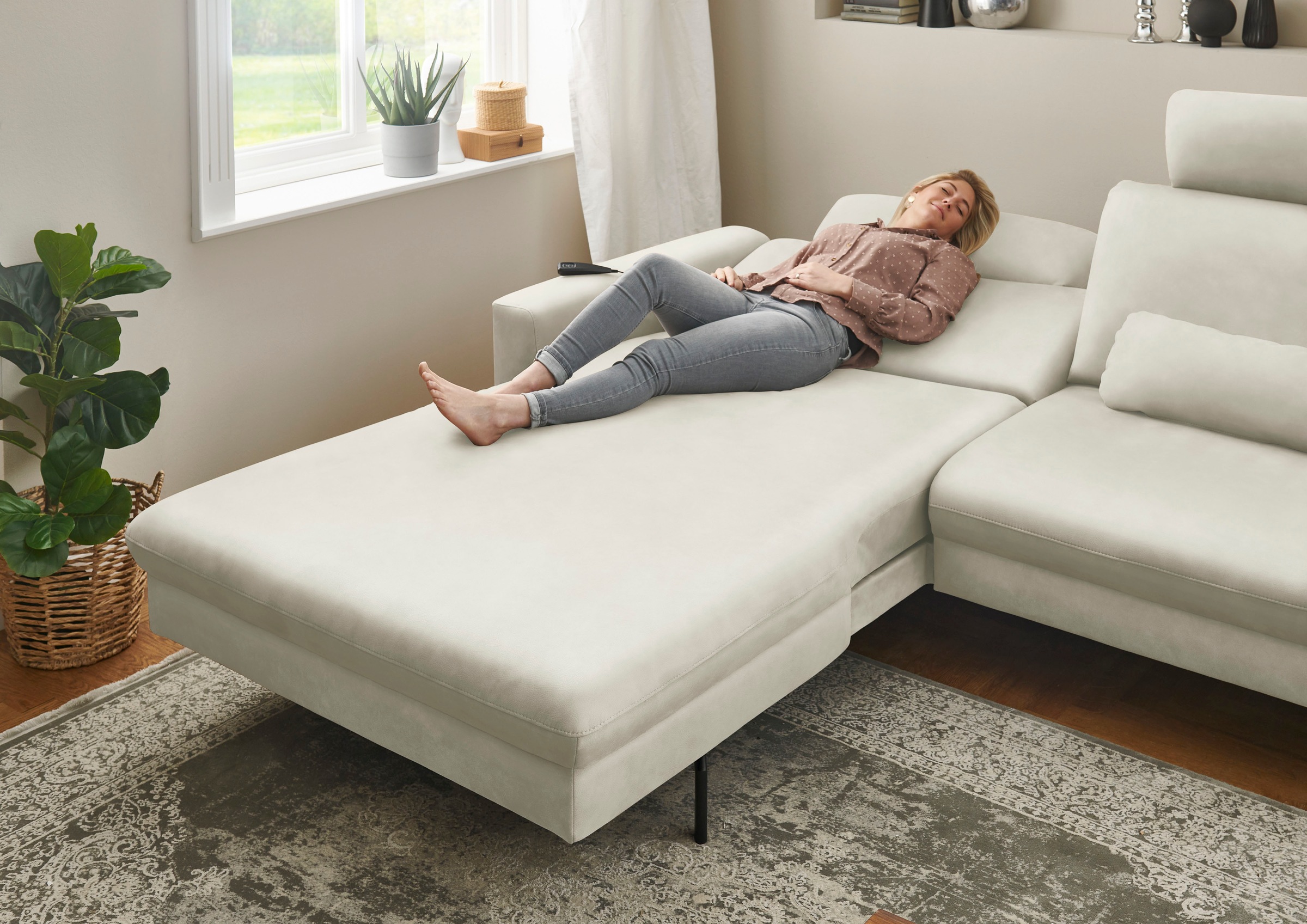 Die PlanBar Ecksofa »PN-EM20028 L-Form mit Kopfstützen«, wahlweise mit motorischem Canape