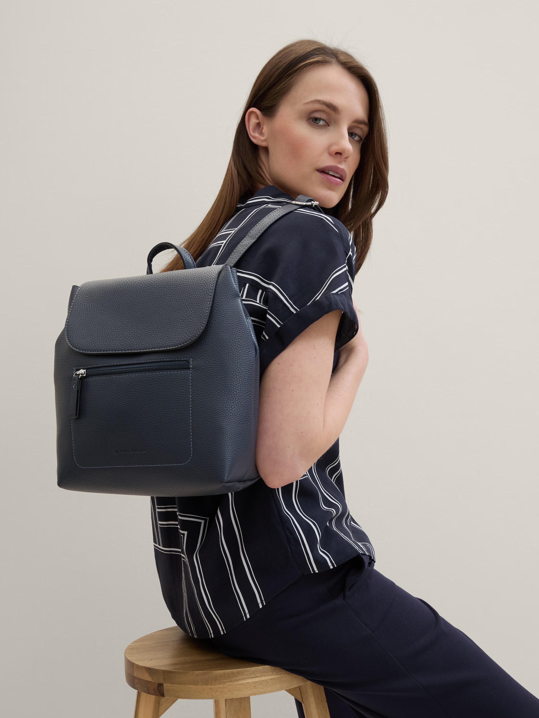 TOM TAILOR Rucksack »Elis« aus weich gekörntem Lederimitat und feinem Logo