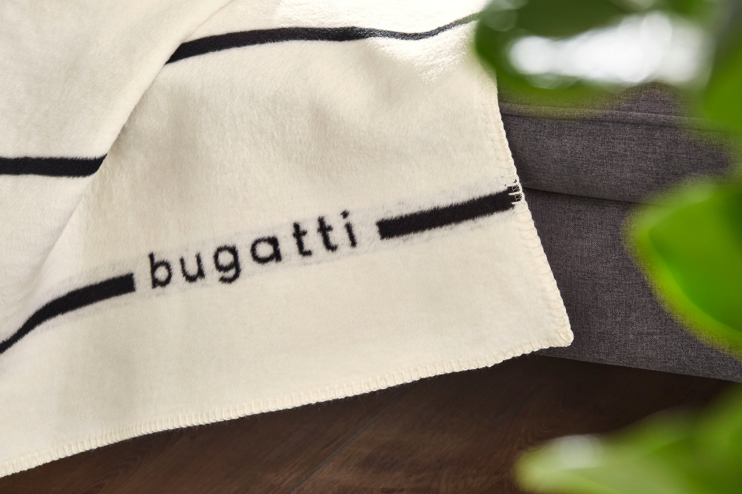 bugatti Wohndecke, mit filigranen Streifen, Kuscheldecke