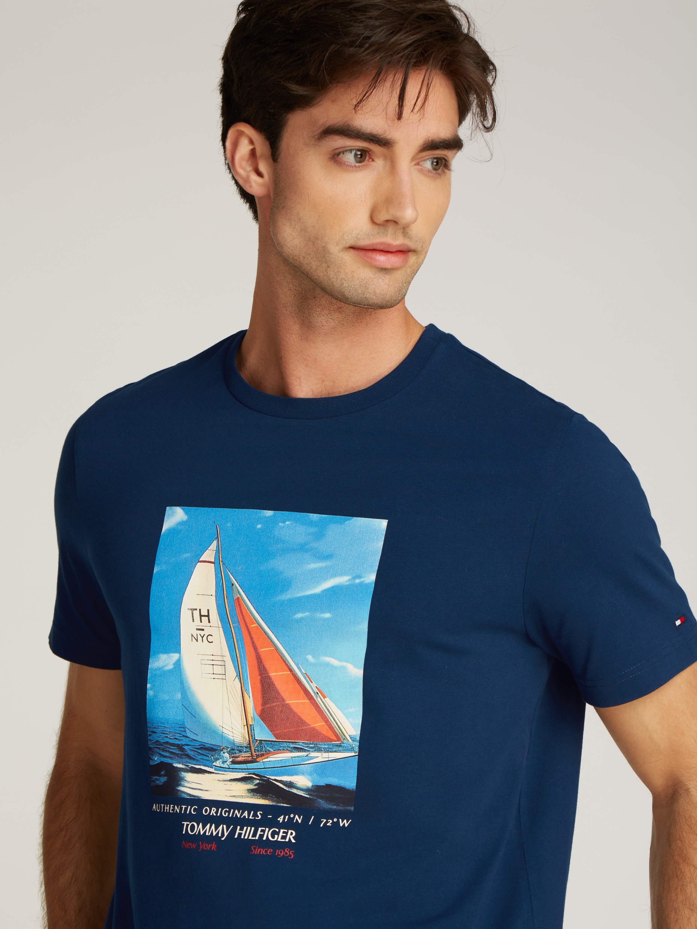 Tommy Hilfiger T-Shirt »HILFIGER COLOR PHOTO PRINT TEE«, mit modischem Print