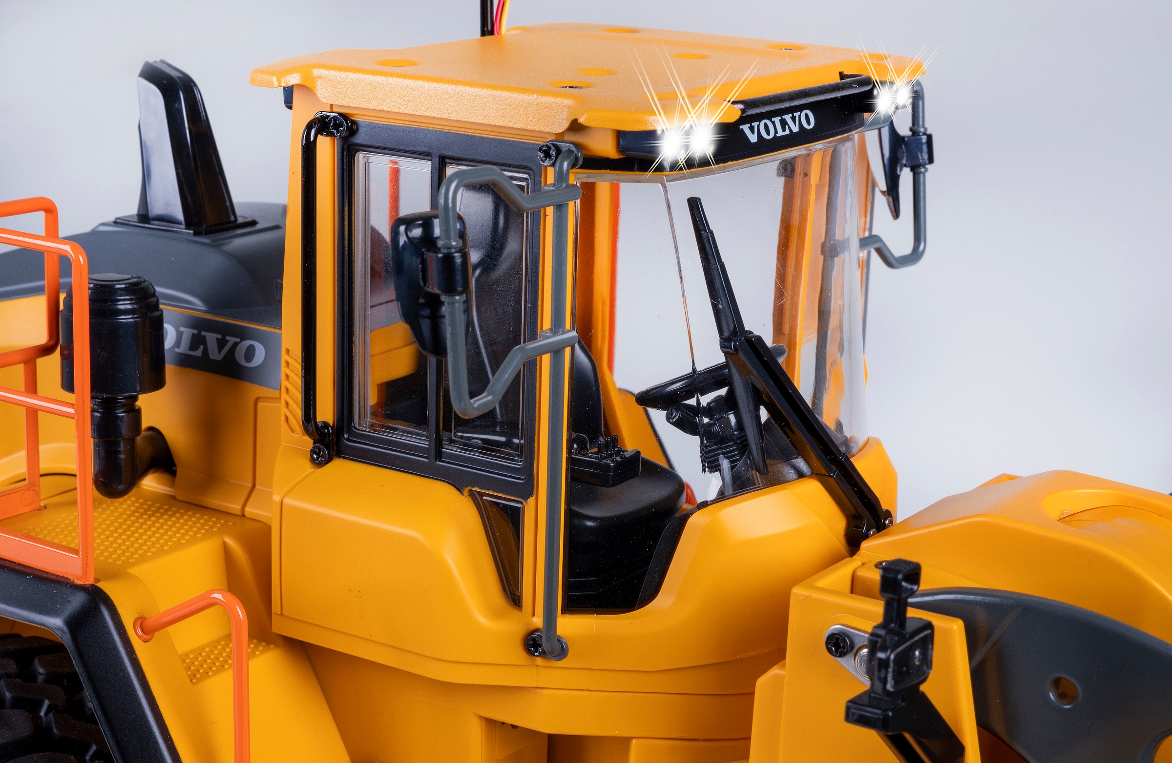 Jamara RC-Bagger »Radlader Volvo L260H Metal 2,4GHz«, LED-Licht; Maßstab 1:14