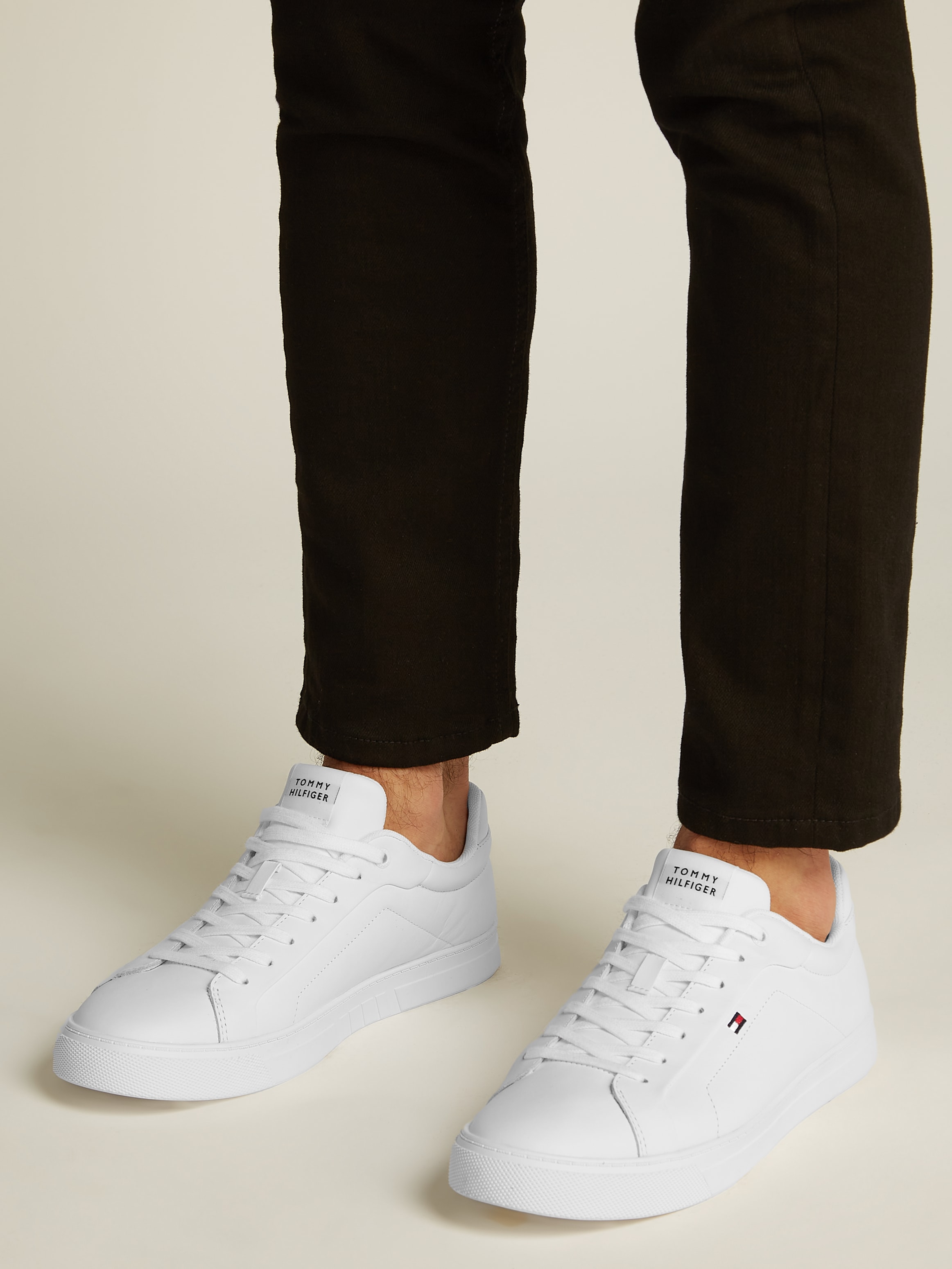 Tommy Hilfiger Sneaker »ICON COURT LTH FLAG ESS«, Freizeitschuh, Halbschuh, Schnürschuh mit kleiner Logoflagge