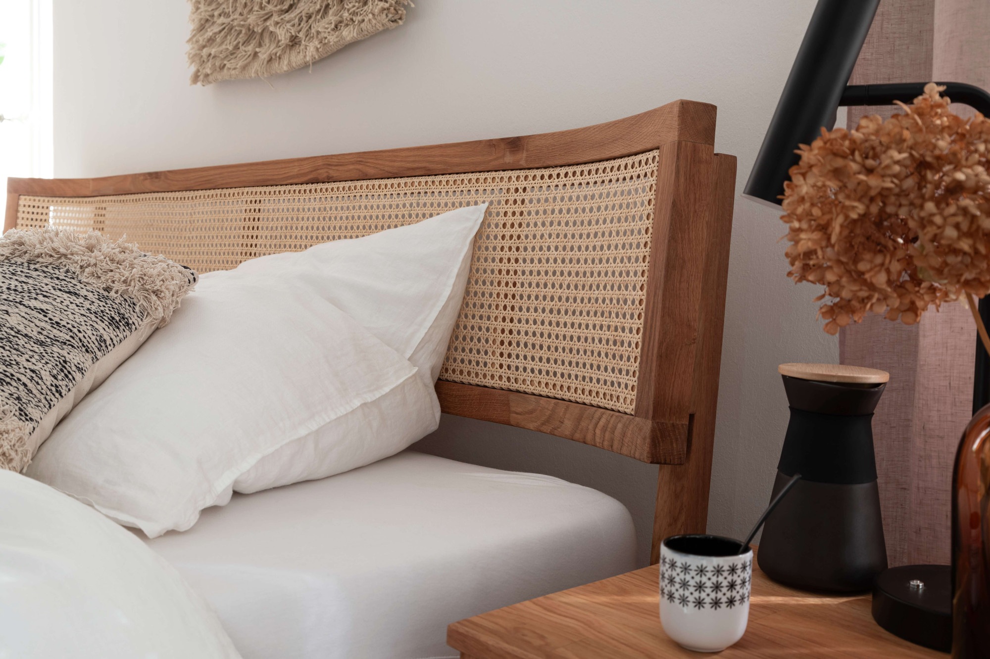 andas Bett »Hällevik Doppelbett, Massivholzbett, hyggeliger Stil«, massive FSC-zertifizierte Eiche geölt, Kopfteil mit Wiener Geflecht