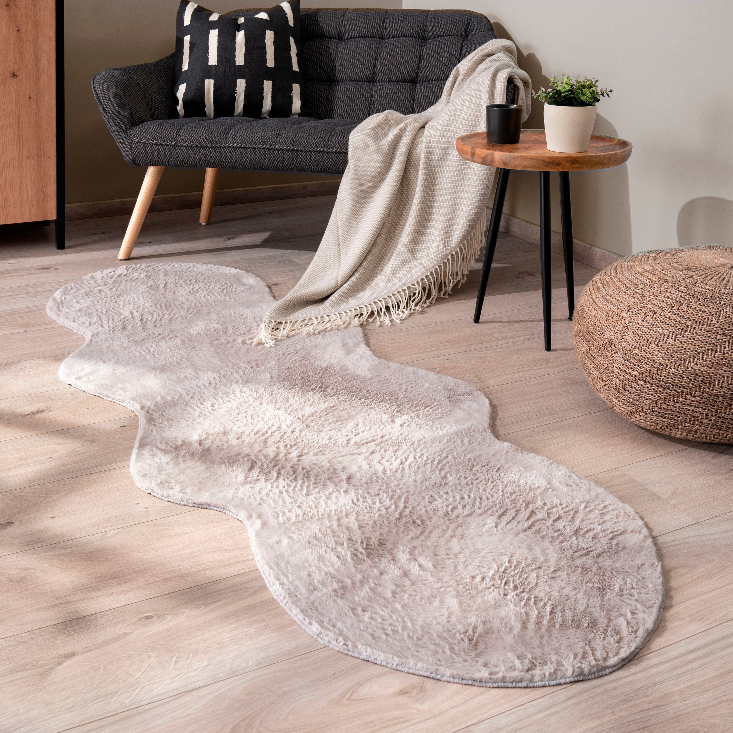 Bild von Paco Home Fellteppich »Pelt 640«, fellförmig, Kunstfell, Uni Farben, sehr weicher Flor