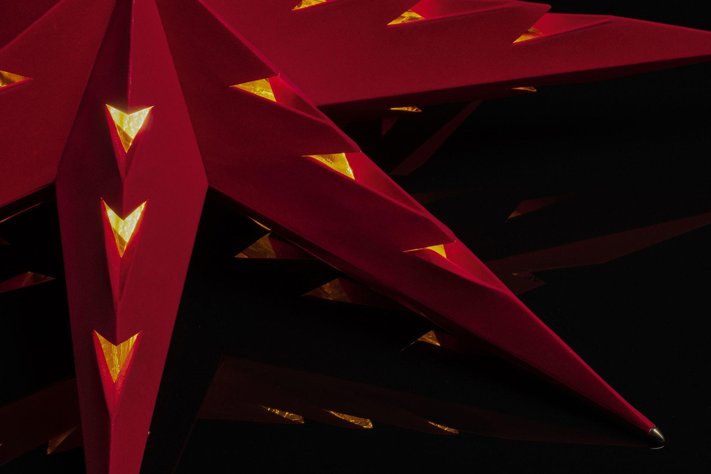 KONSTSMIDE Dekostern Papierstern mit LED-Technik,rotem Samt, V-förmig perforiert, 7 Zacken