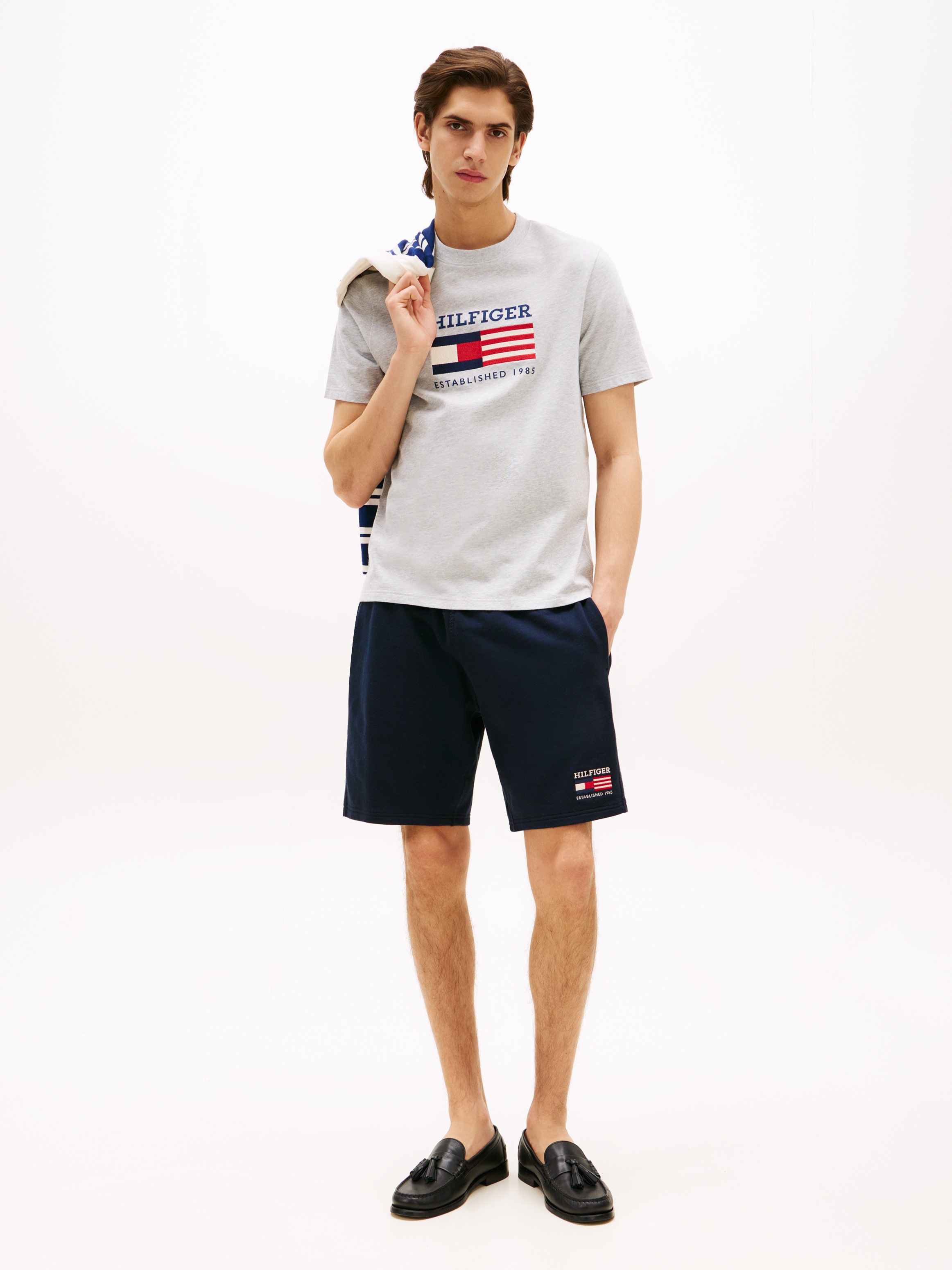 Tommy Hilfiger T-Shirt »AMERICANA MONOTYPE FLAG BOX TEE«, Mit markanter Stickerei