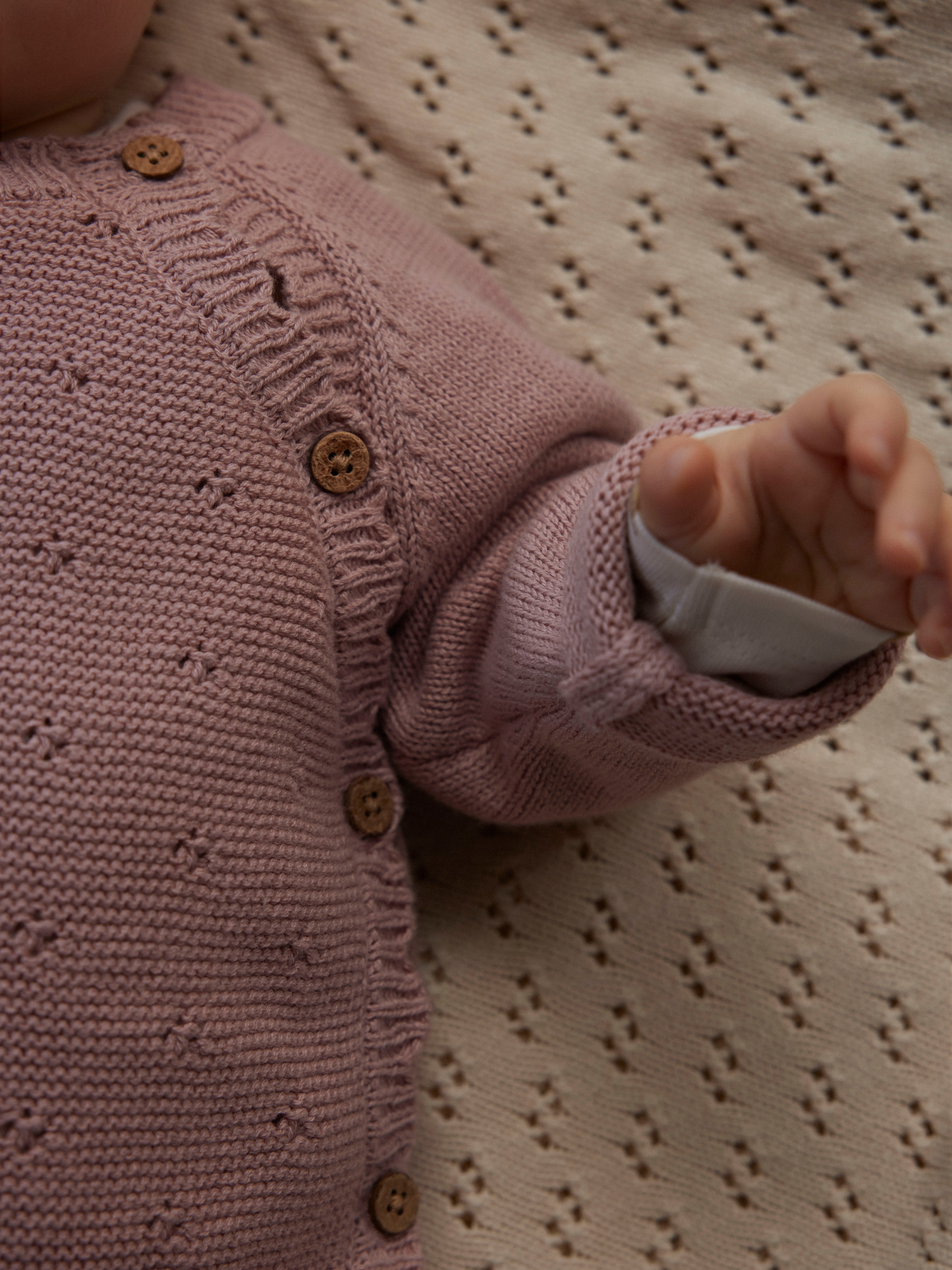 Lil' Atelier Strickjacke »NBFLAGUNA LS WRAP KNIT LIL NOOS« mit Lochstrickmuster, weiche Baumwolle