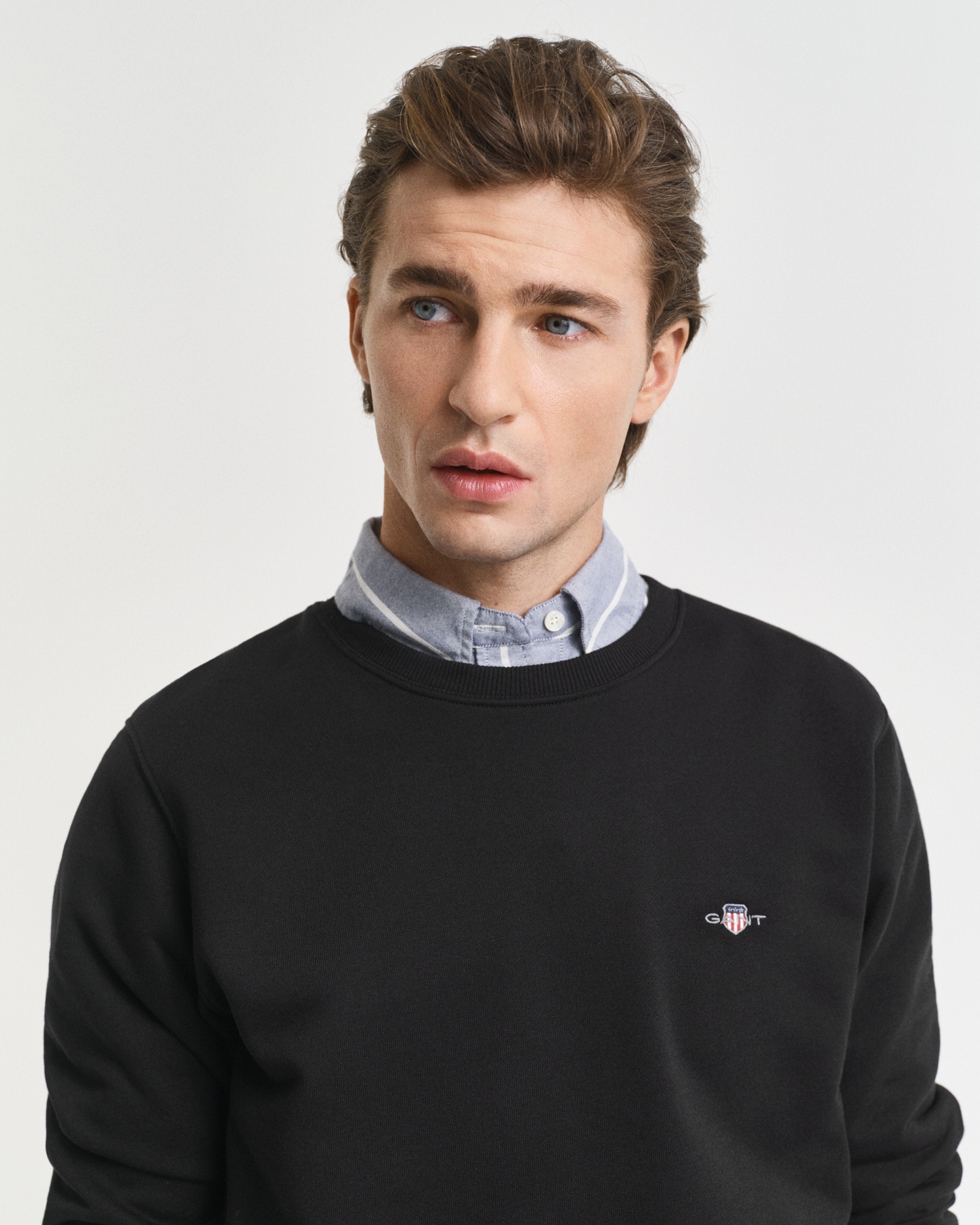 Gant Sweatshirt »REG SHIELD C-NECK SWEAT« mit Logostickerei auf der Brust