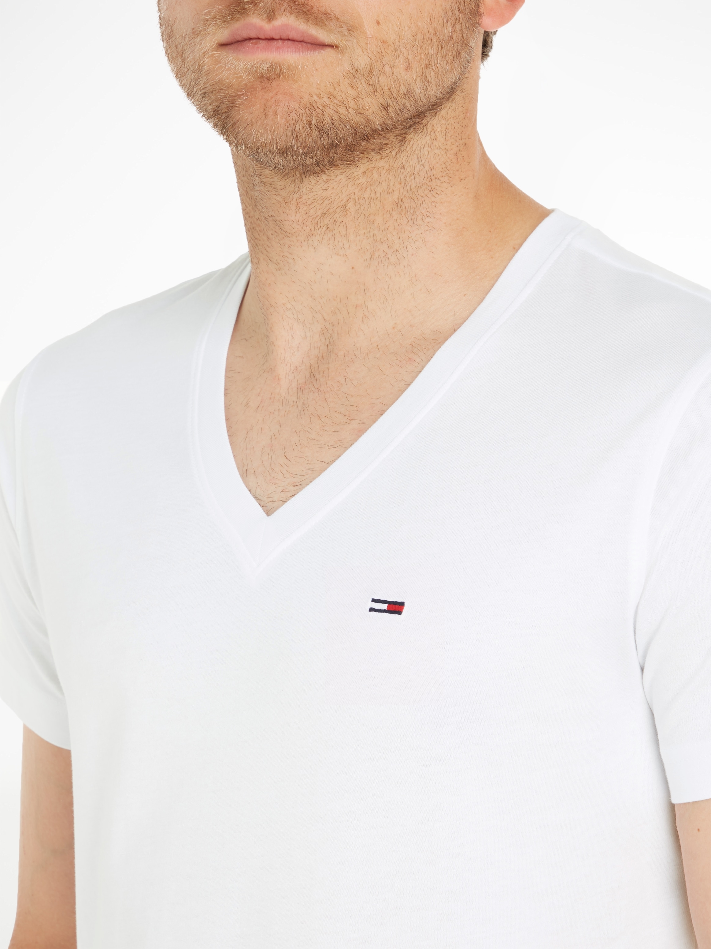 Tommy Jeans T-Shirt »TJM ORIGINAL JERSEY V NECK TEE«, mit V-Ausschnitt und dezenter Logo-Flag