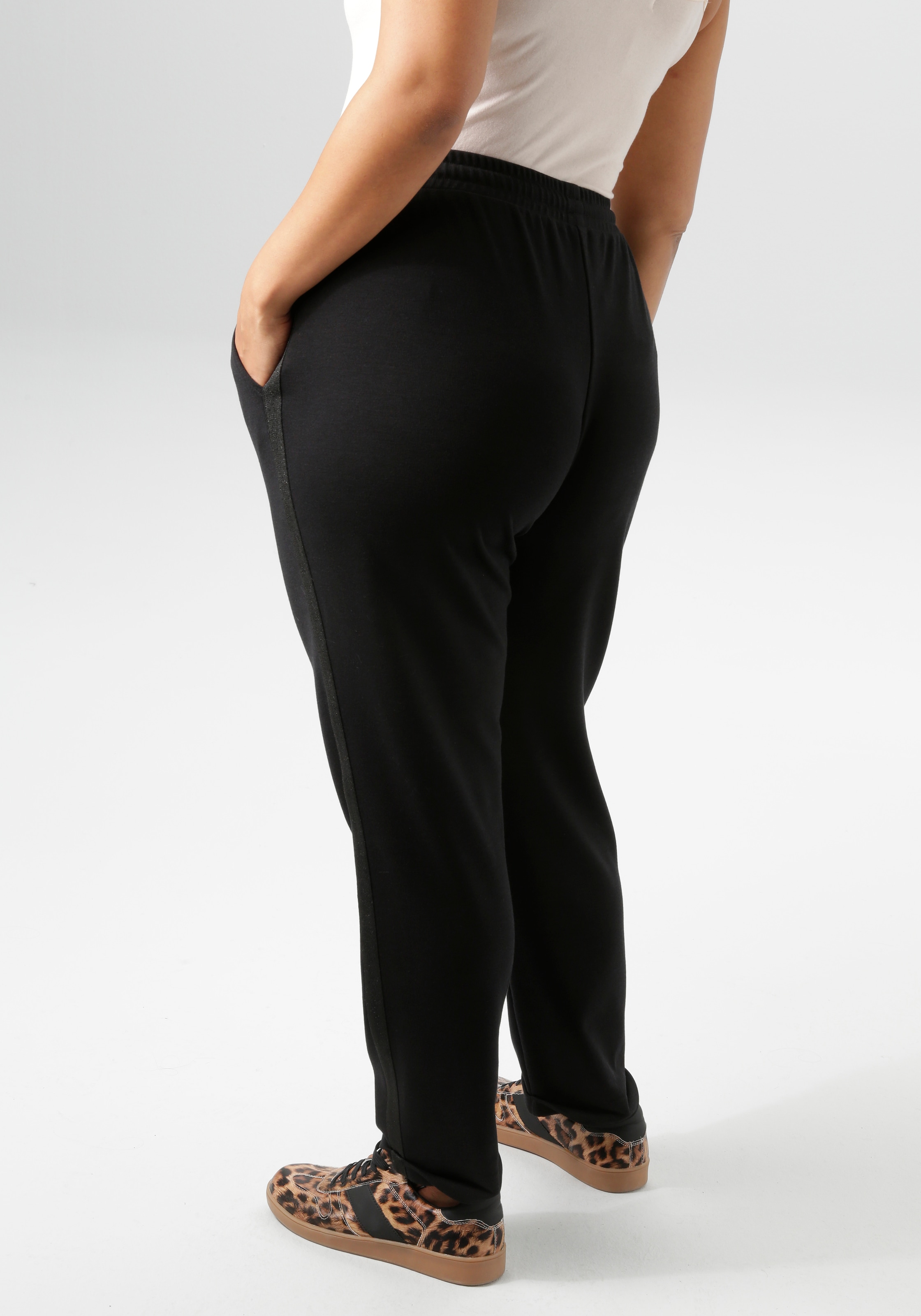 Aniston PLUS Sweathose, mit tonigen Glitzerstreifen - NEUE KOLLEKTION