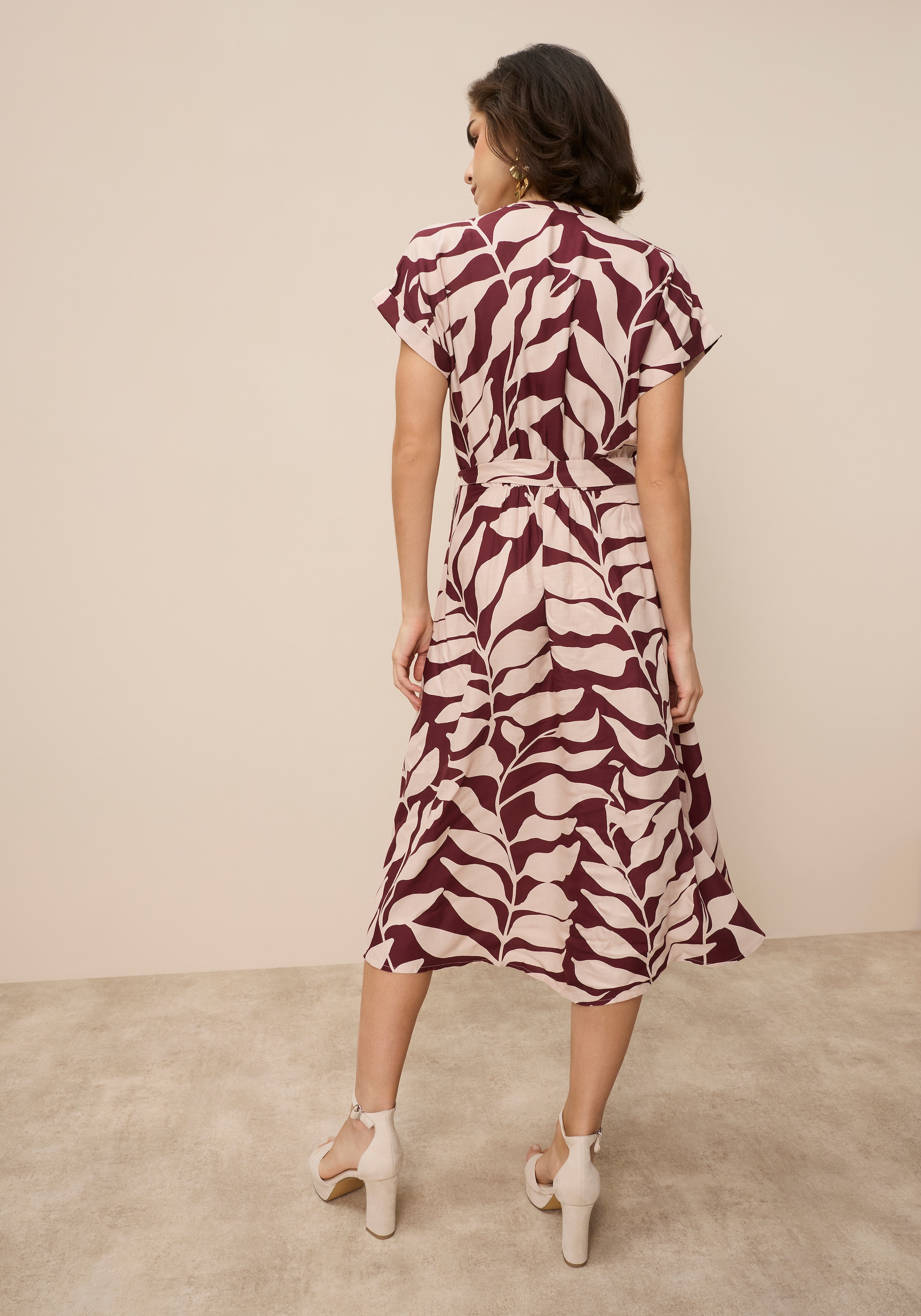 Tamaris Hemdblusenkleid »mit tailliertem Bindegürtel und Knopfleiste« Set, mit Bindegürtel, 2 tlg. tlg. aus Viskose, für Frühling und Sommer, gemustert, Mitte-Wade-Länge