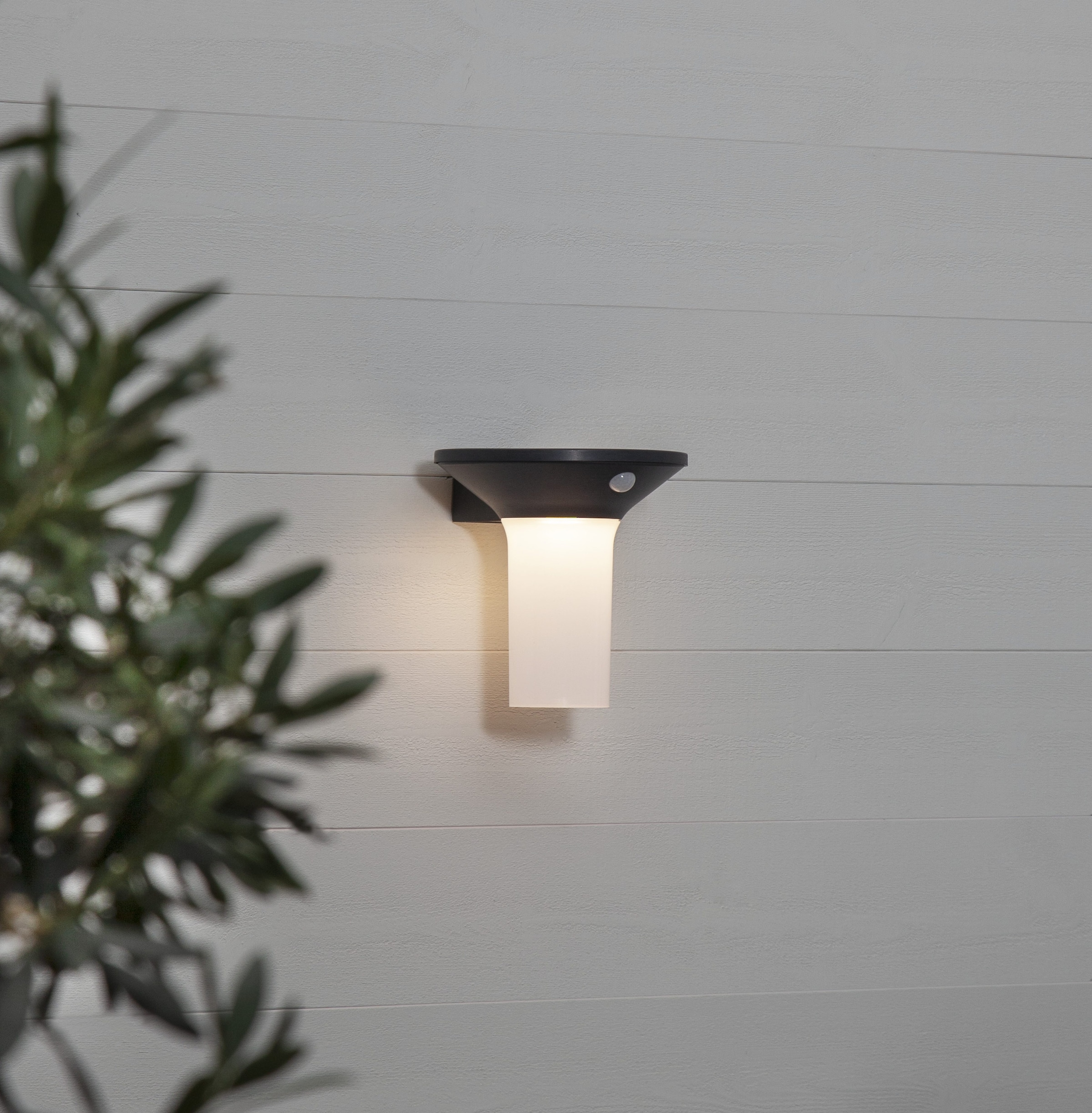 Parforce Traditional Hunting LED Solarleuchte »Solar-Wandleuchte Valta« LED-Board 1 Stk. Warmweiß Bewegungs- und Dämmerungssensor, bis zu 400 lm für 30Sek, stetig 15 lm